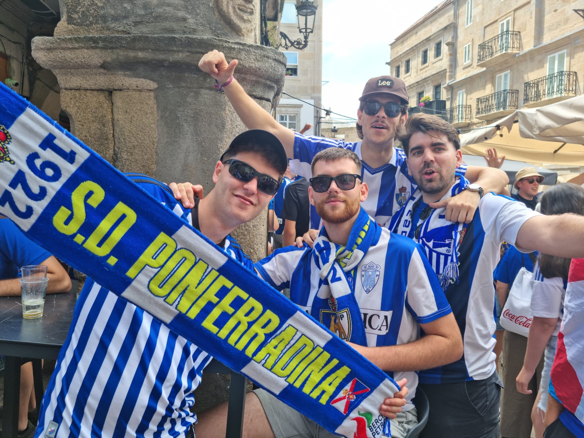 La afición de la Deportiva se dejó la voz en las calles de Vigo calentando para la final. RAÚL FERNÁNDEZ (8)