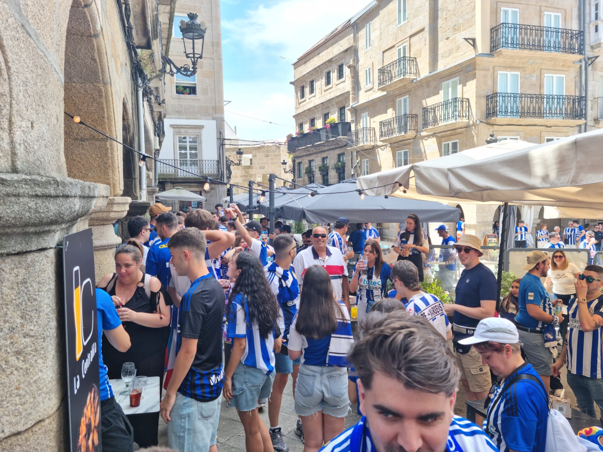 La afición de la Deportiva se dejó la voz en las calles de Vigo calentando para la final. RAÚL FERNÁNDEZ (9)