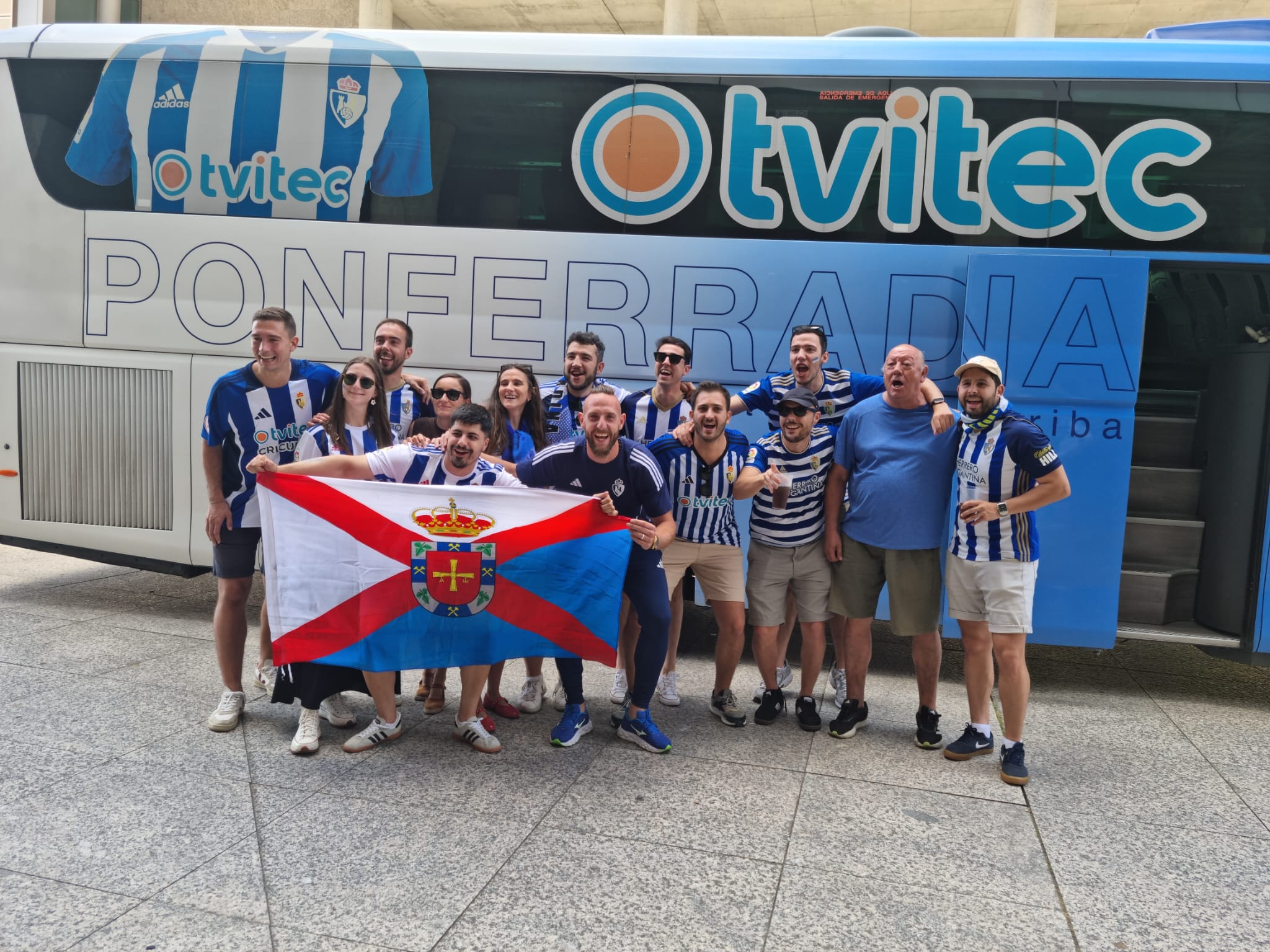 La afición de la Deportiva se dejó la voz en las calles de Vigo calentando para la final. RAÚL FERNÁNDEZ (10)