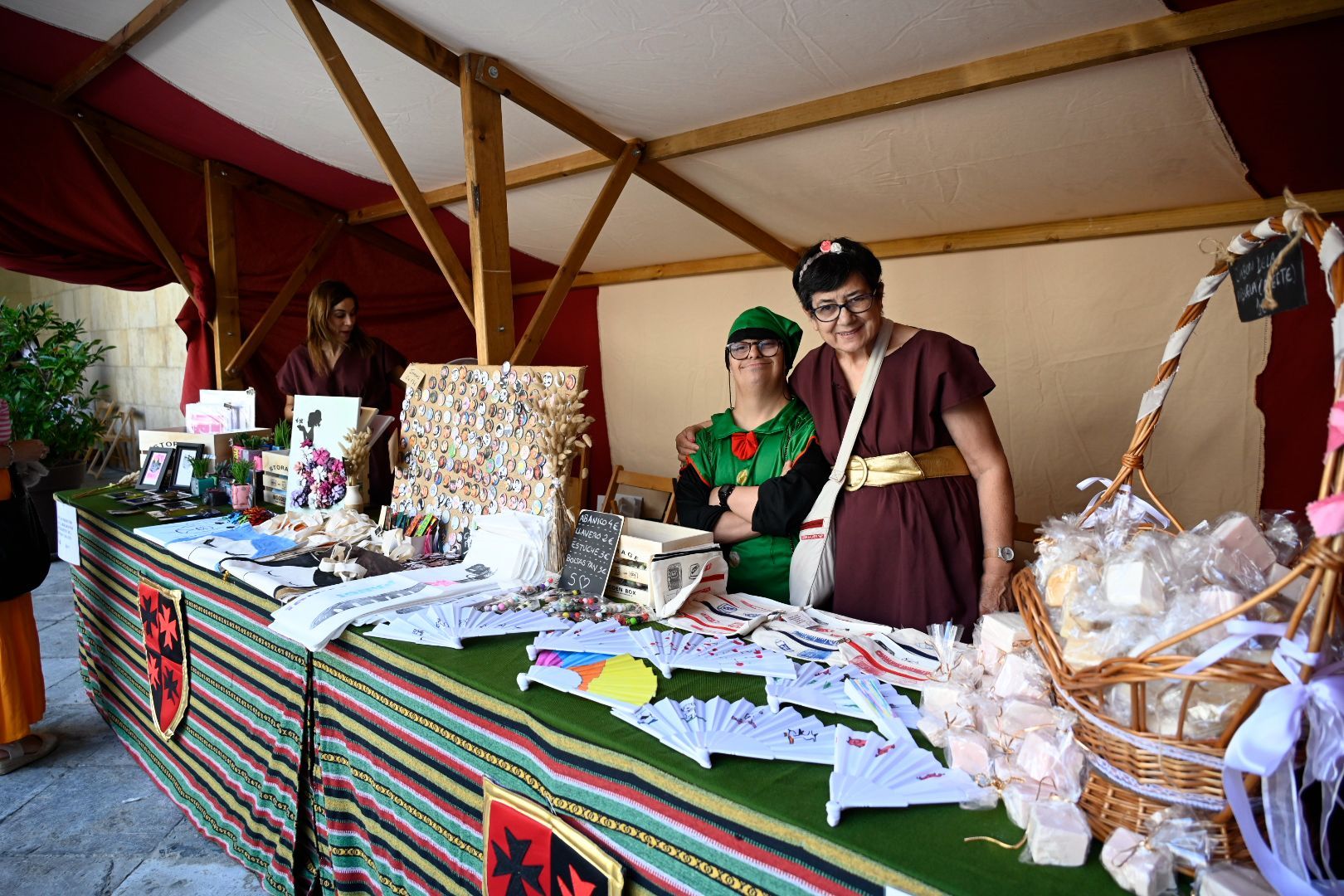 La Feria Medieval de la Diputación incluye un mercadillo con artículos elaborados por los usuarios. | SAÚL ARÉN