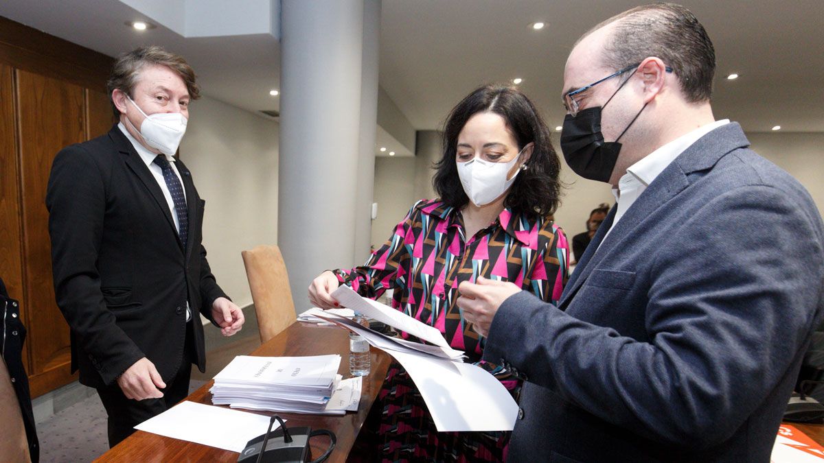 Morales con su libro a punto de bautizar. | MAR IGLESIAS