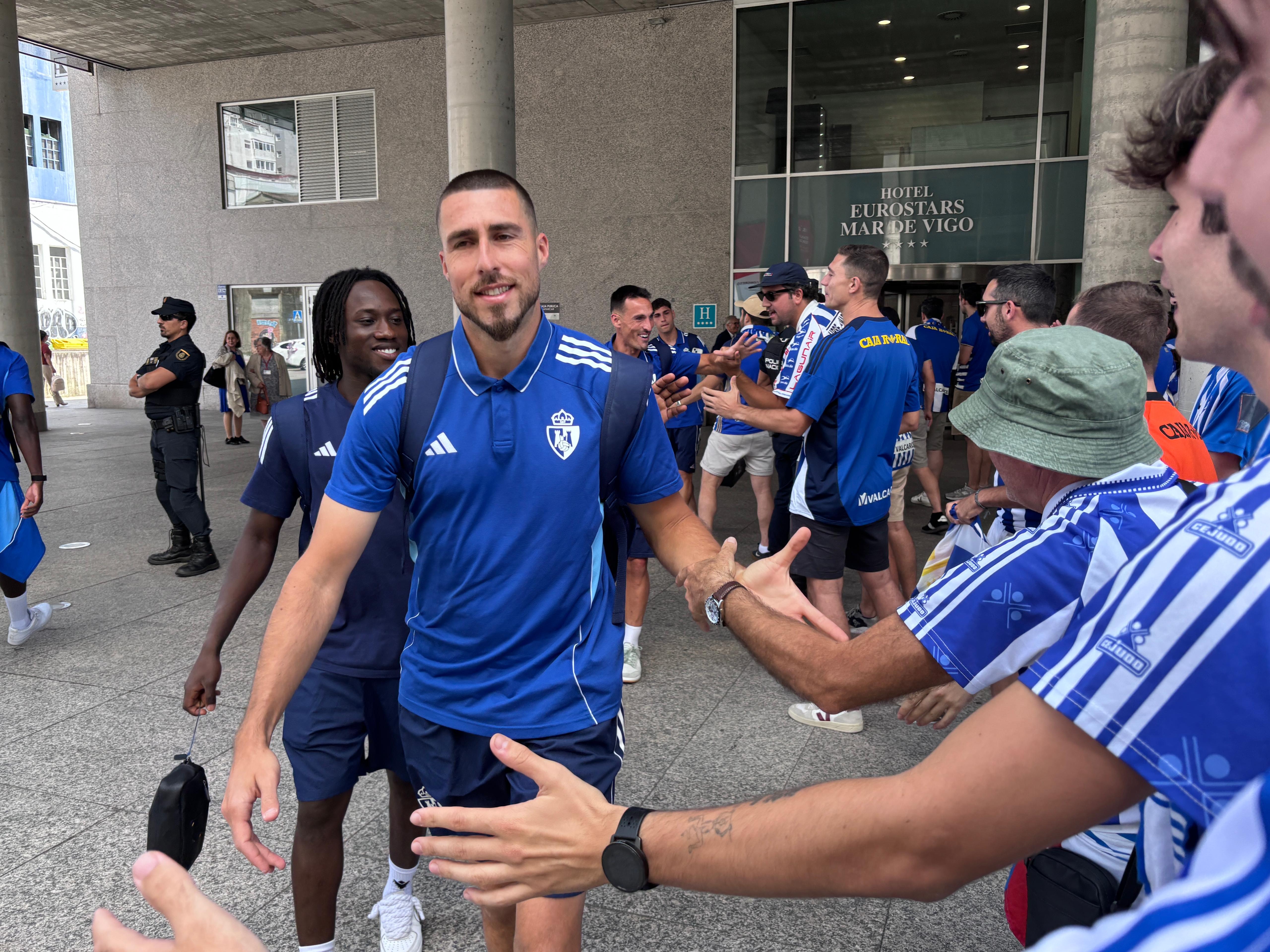 La afición de la Deportiva se dejó la voz en las calles de Vigo calentando para la final. RAÚL FERNÁNDEZ  (4)