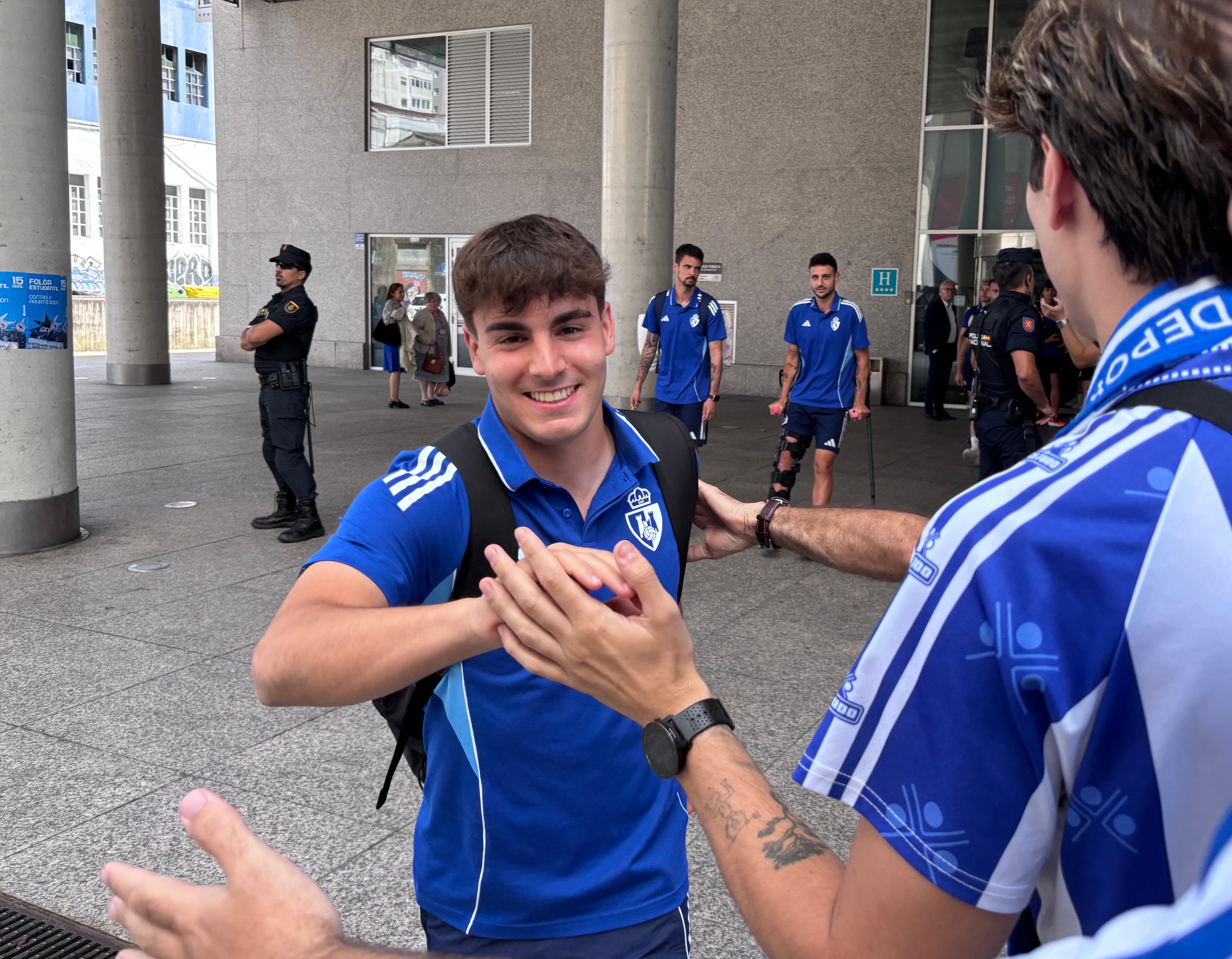 La afición de la Deportiva se dejó la voz en las calles de Vigo calentando para la final. RAÚL FERNÁNDEZ  (5)