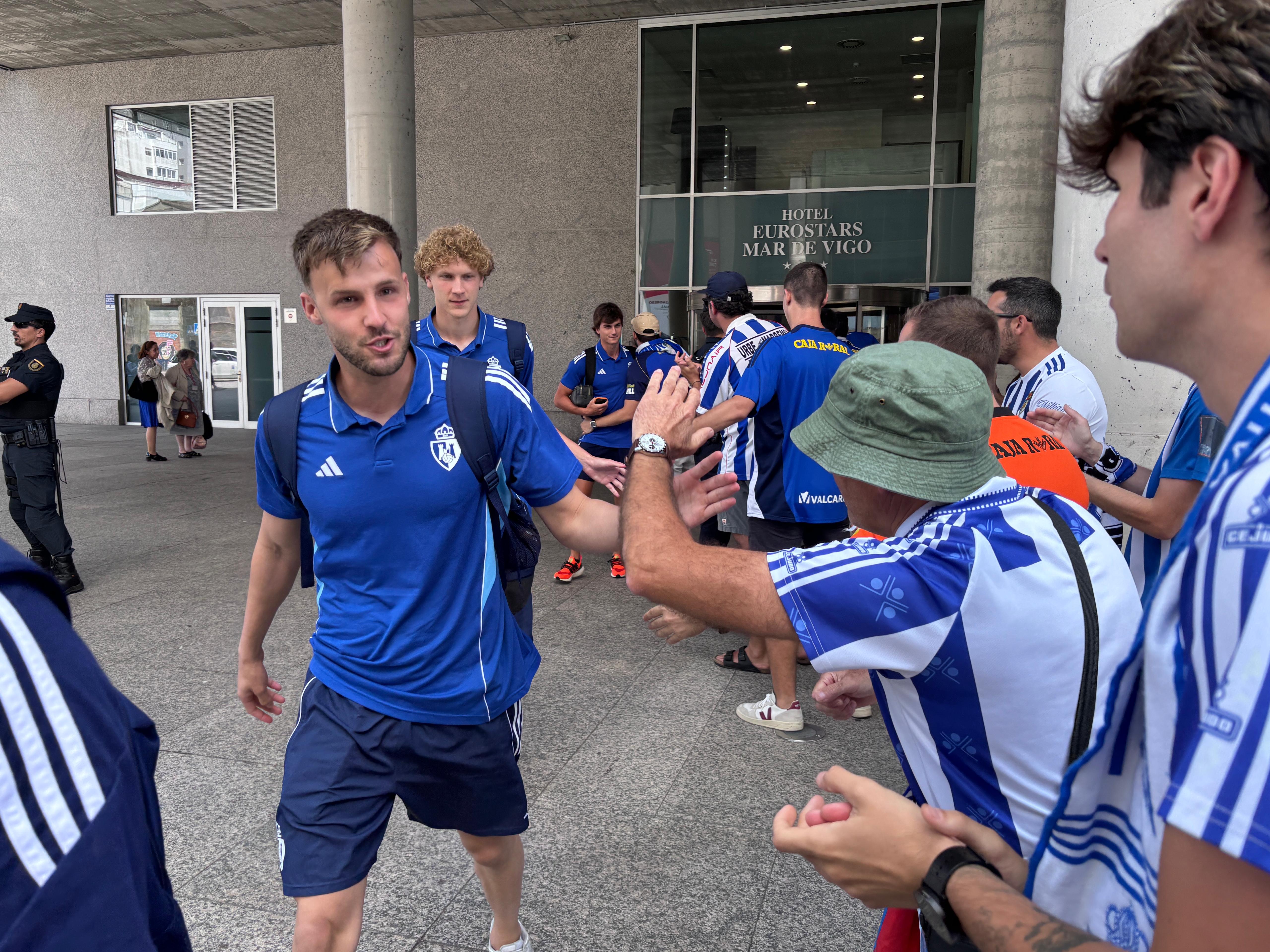 La afición de la Deportiva se dejó la voz en las calles de Vigo calentando para la final. RAÚL FERNÁNDEZ  (6)