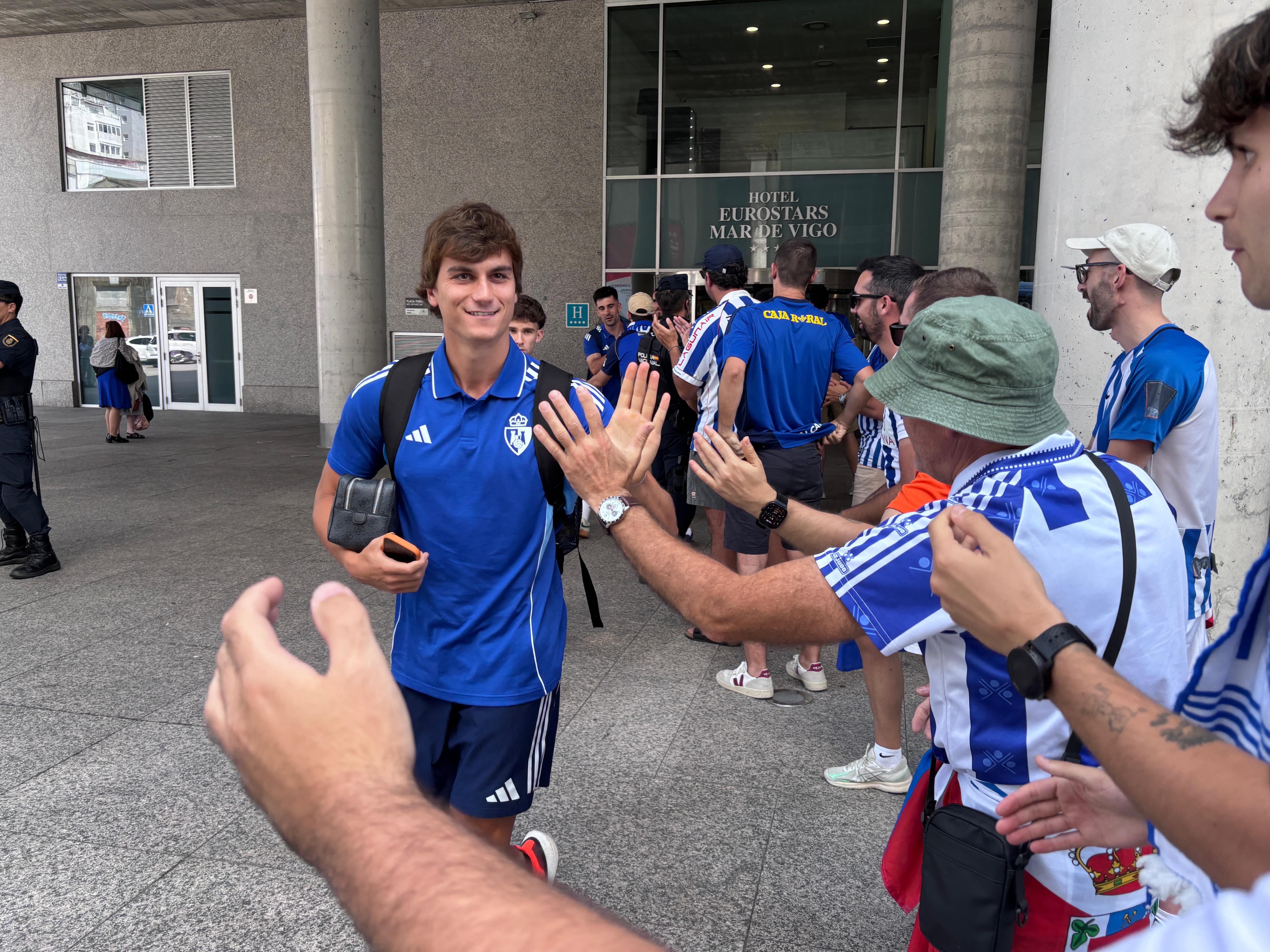 La afición de la Deportiva se dejó la voz en las calles de Vigo calentando para la final. RAÚL FERNÁNDEZ  (1)