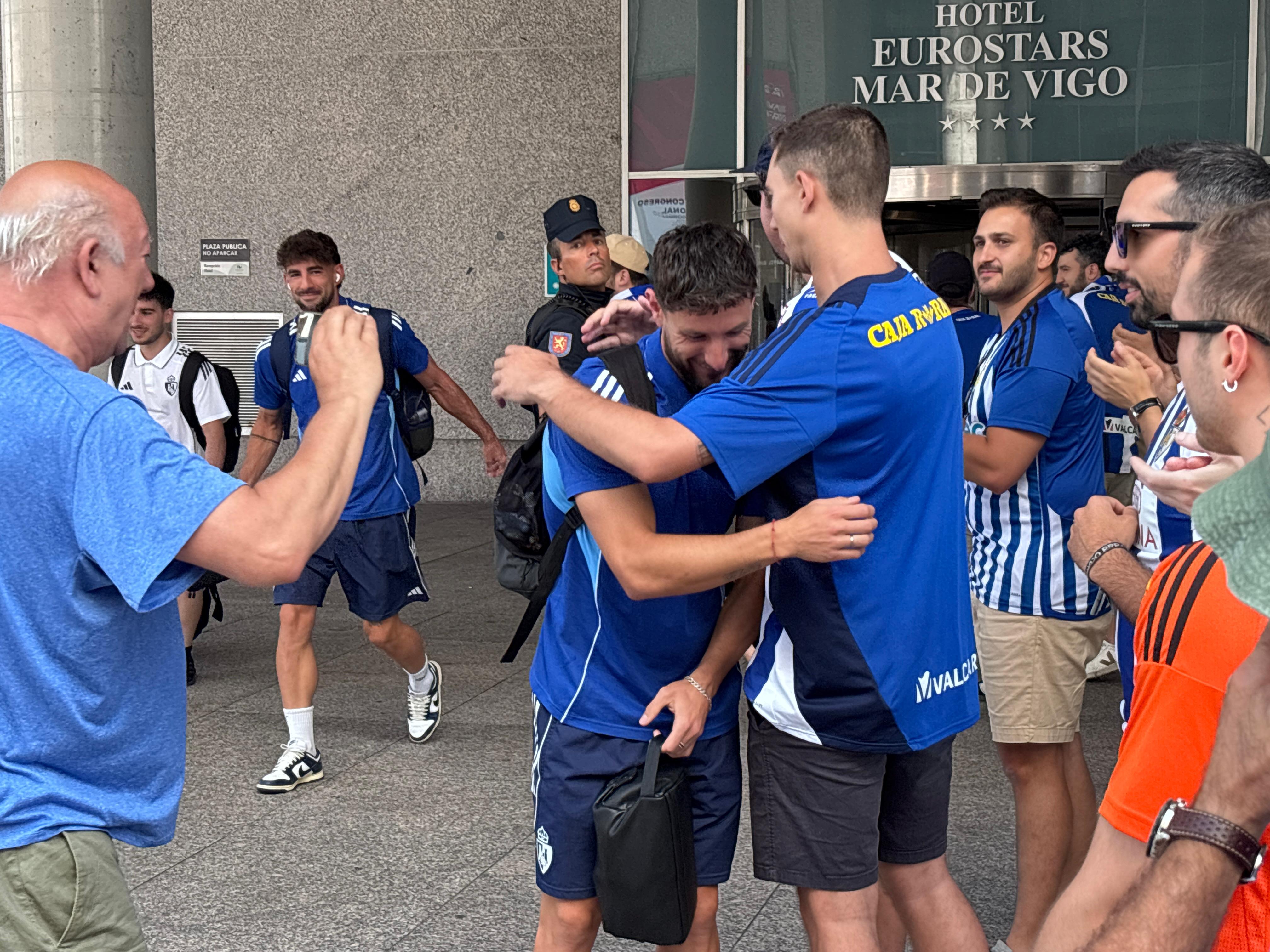 La afición de la Deportiva se dejó la voz en las calles de Vigo calentando para la final. RAÚL FERNÁNDEZ  (2)