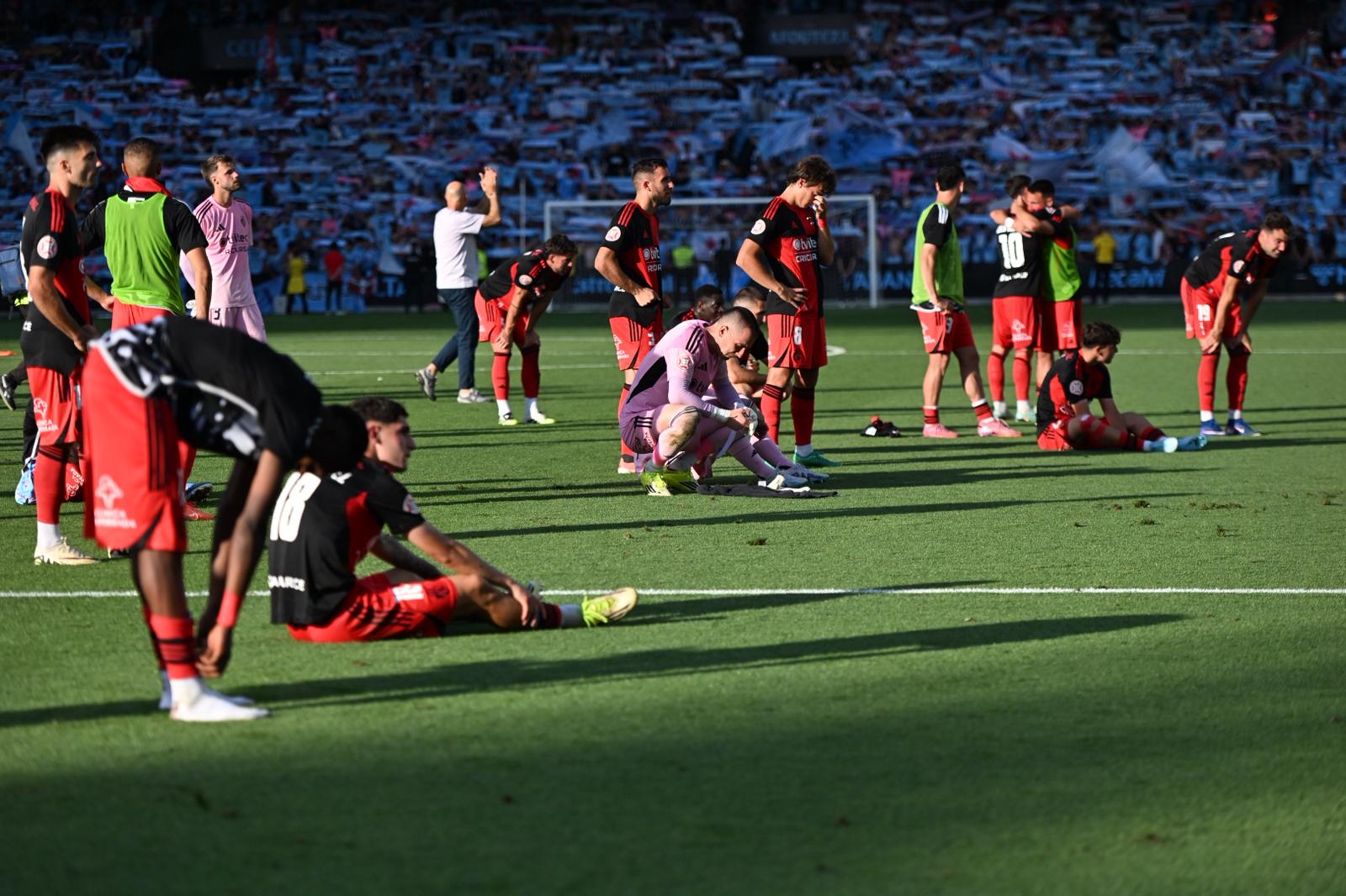 Los jugadores de la Deportiva pasaron el duelo frente a la grada visitante, unidos a la afición que permanecía desolada en Balaídos. | REPORTAJE GRÁFICO: QUINITO