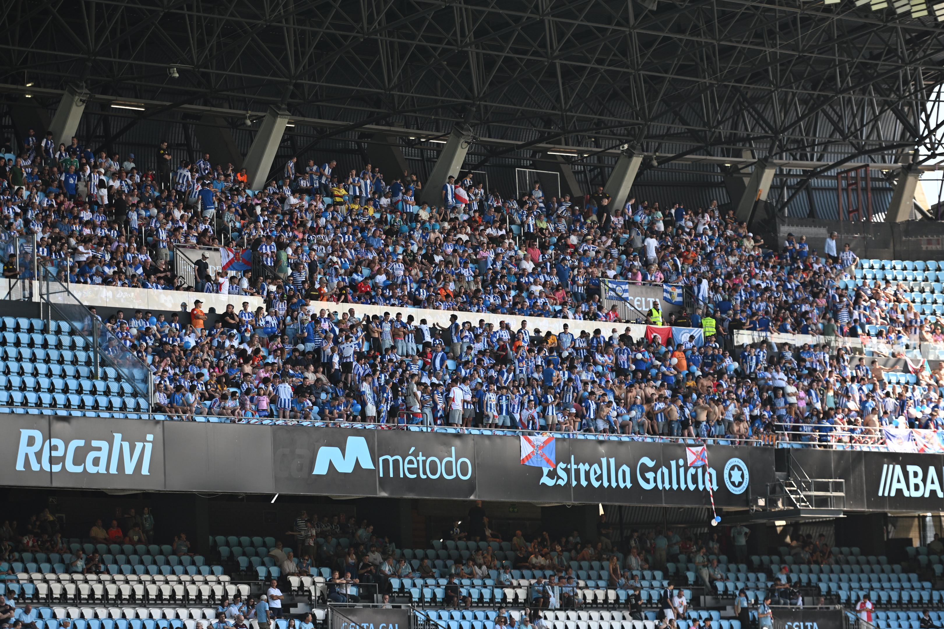 Los jugadores de la Deportiva pasaron el duelo frente a la grada visitante, unidos a la afición que permanecía desolada en Balaídos. QUINITO Los jugadores de la Deportiva pasaron el duelo frente a la grada visitante, unidos a la afición que permanecía desolada en Balaídos. QUINITO