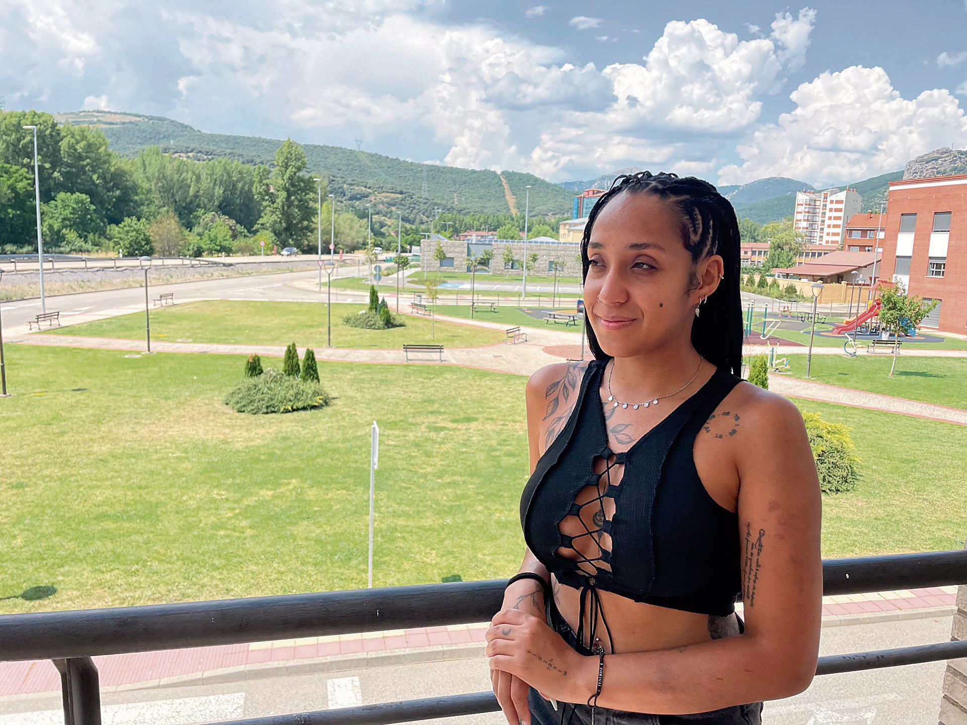 Larissa da Silva en el balcón del Hogar del Pensionista desde donde se ve parte del pueblo de La Robla, incluido el Instituto donde cursó el Bachillerato. | L.N.C.