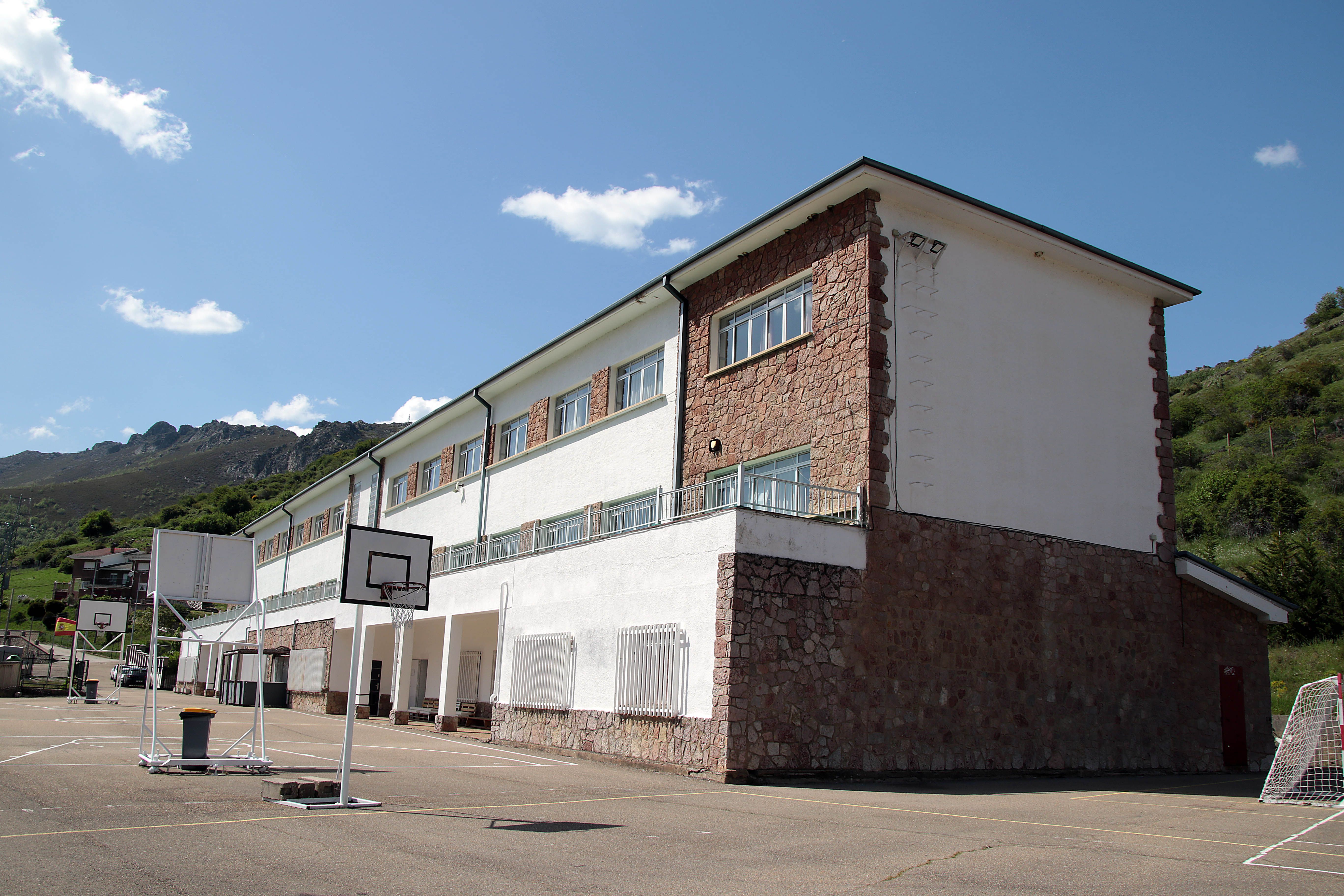 Colegio Santa Bárbara en Santa Lucía de Gordón | P. GARCIA (ICAL)