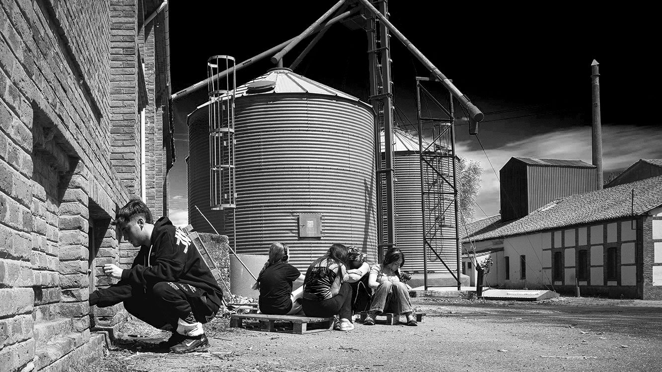 Alumnos de la Escuela de Arte de León en los ensayos de 'Fábrica de noche'  | Martin Ruano 