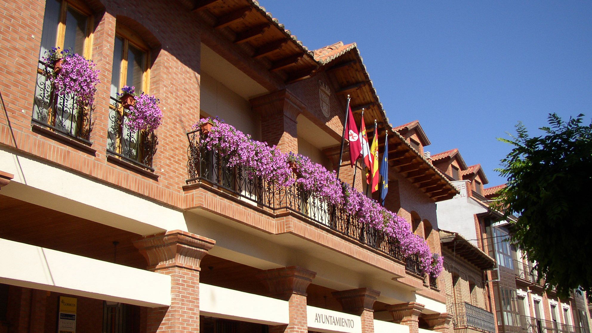 Fachada principal del Ayuntamiento de Santa María del Páramo.