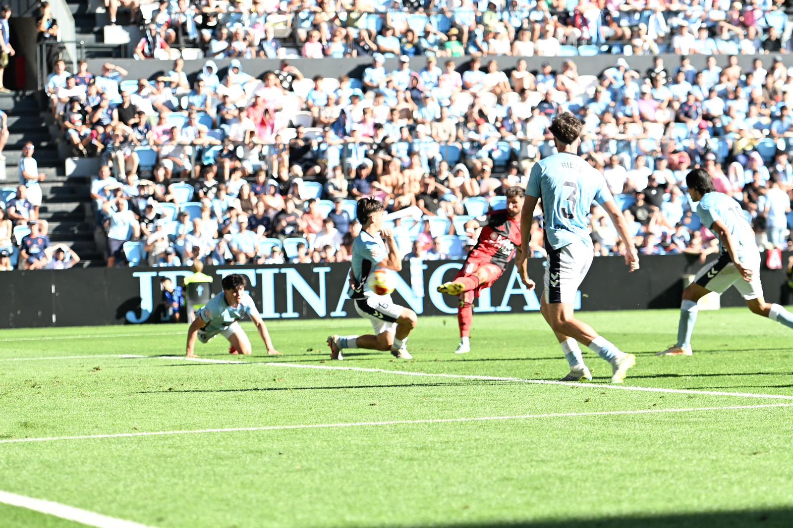Momento del gol de Borja Valle que dio esperanzas a la Ponferradina en la gran final por el ascenso en Balaídos. REPORTAJE GRÁFICO QUINITO Momento del gol de Borja Valle que dio esperanzas a la Ponferradina en la gran final por el ascenso en Balaídos. REPORTAJE GRÁFICO QUINITO