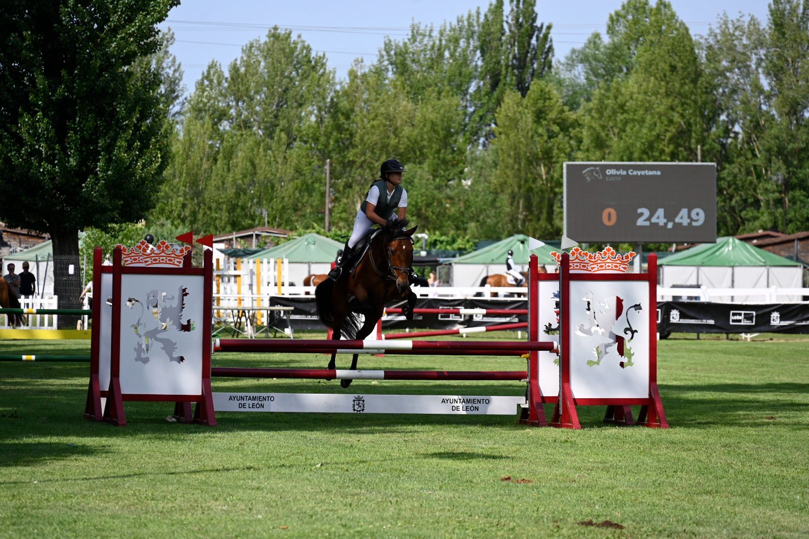Diferentes momentos del LXXV Concurso Nacional de Saltos que se desarolló en León durante todo el fin de semana. SAÚL ARÉN (5)