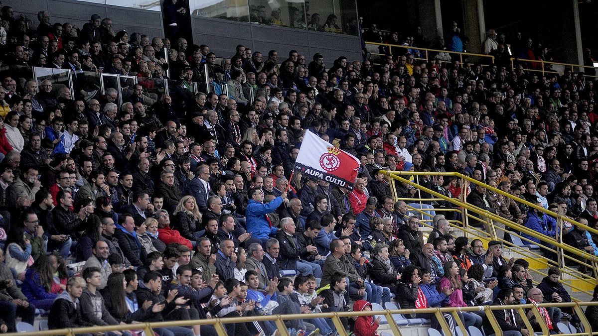 La afición, que se congregó en gran número en el estadio, durante un instante del encuentro. | DANIEL MARTIN