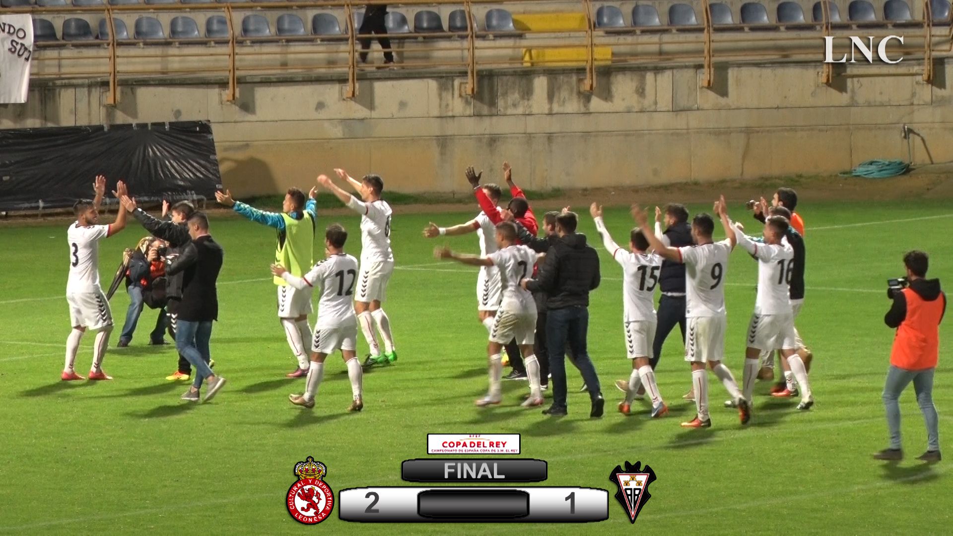 Los jugadores de la Cultural festejan el triunfo con su afición. | LAURA PASTORIZA