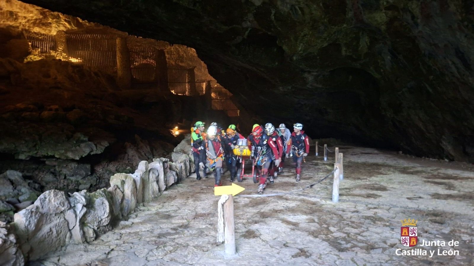 El hombre logró ser rescatado gracias a una “compleja maniobra de evacuación” en la Cueva de Valporquero. | 112 JCYL