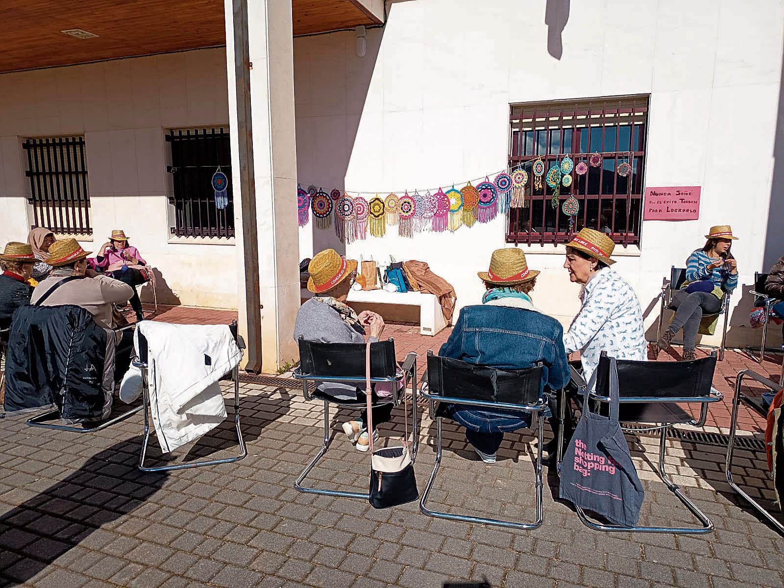 La vida sigue en Riaño y en las paredes de la Plaza de los Pueblos presiden la actividad los trabajos artesanales de la Asociación de Mujeres Santa Rita. | FULGENCIO FERNÁNDEZ