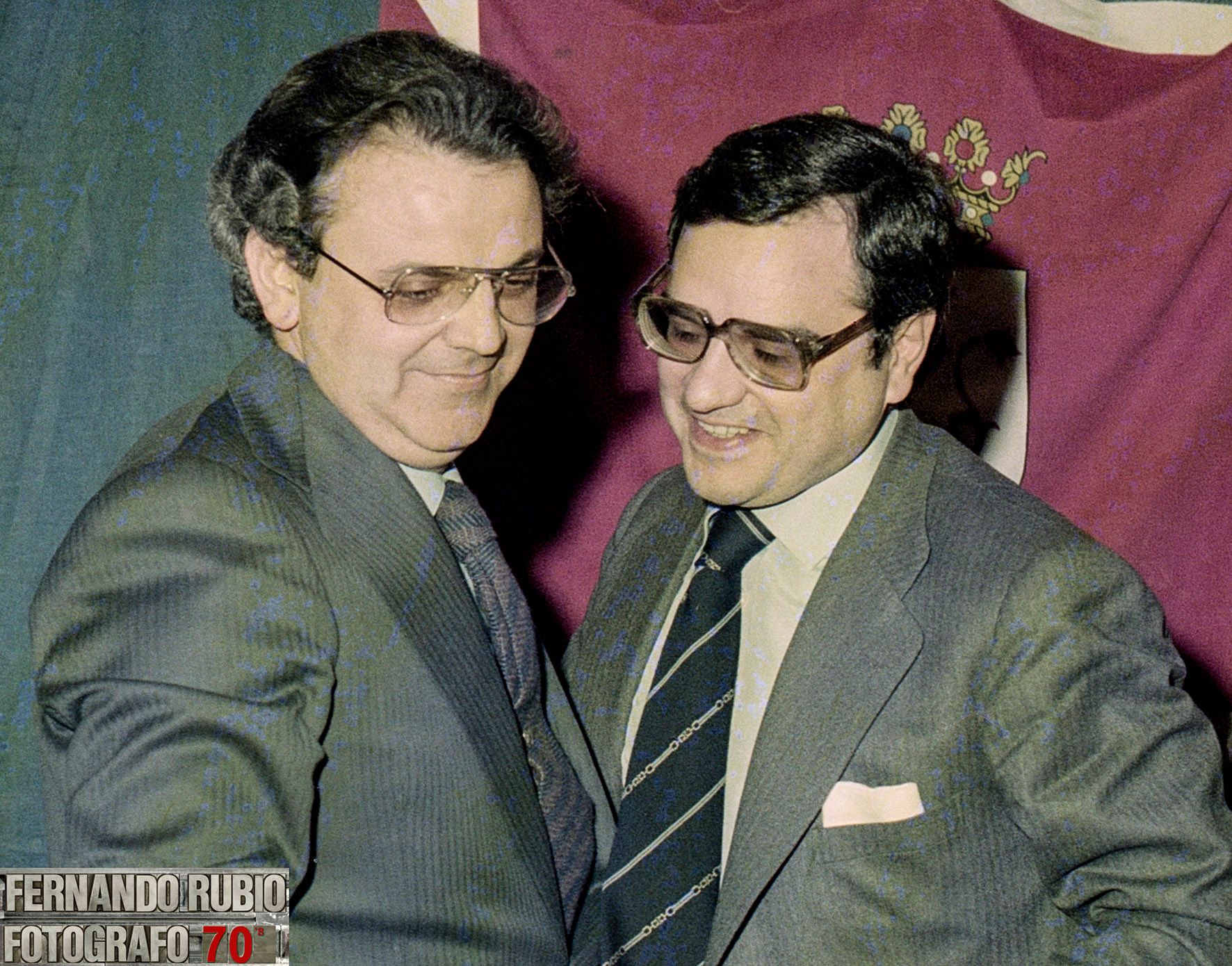Los dos políticos leoneses, ante una bandera de León. | FERNANDO RUBIO