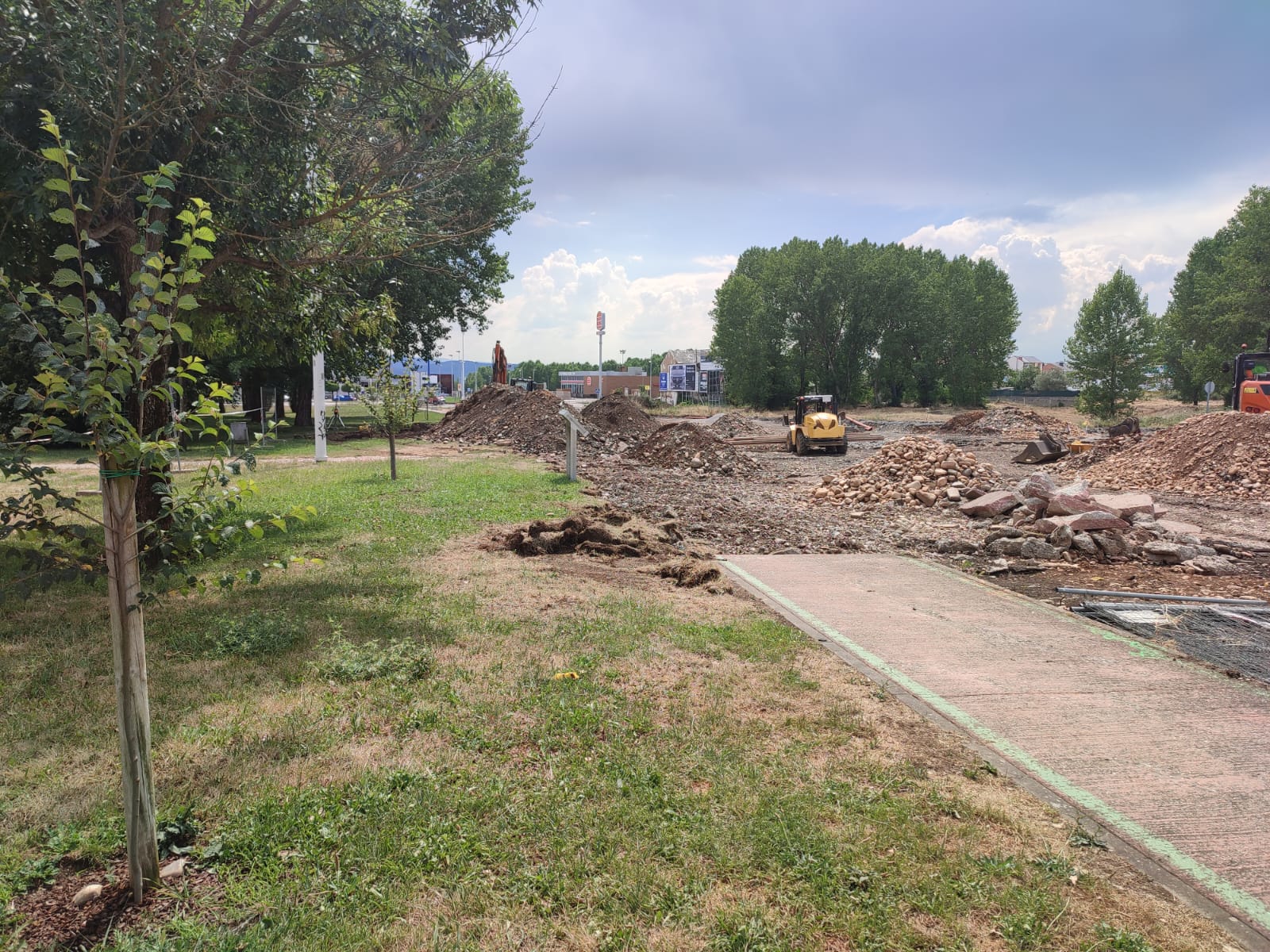 Obras en curso en la avenida Ciudad de Bérgida. Obras en curso en la avenida Ciudad de Bérgida.