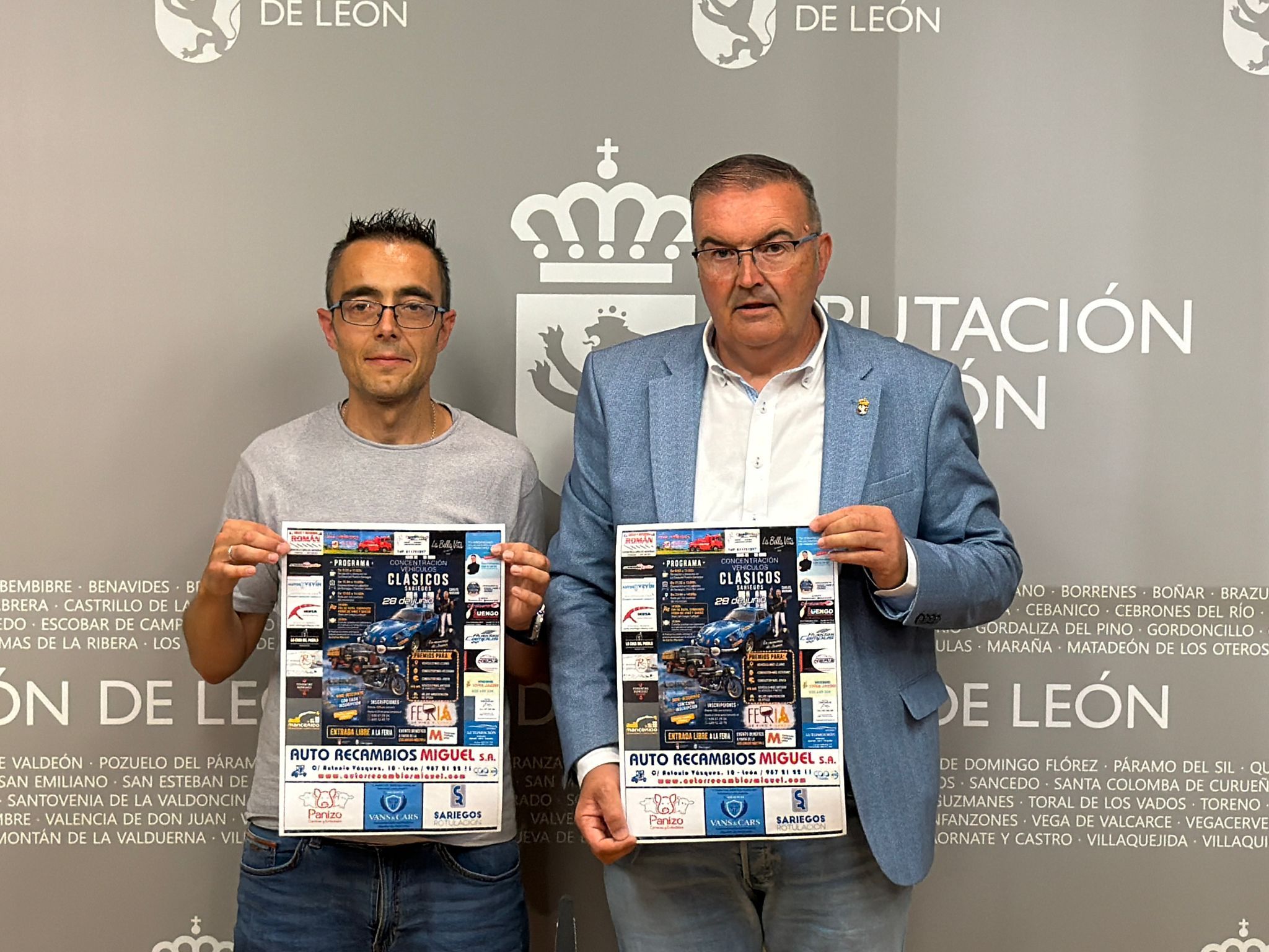 Un instante de la presentación de la primera concentración de vehículos clásicos de Sariegos. | SAÚL ARÉN