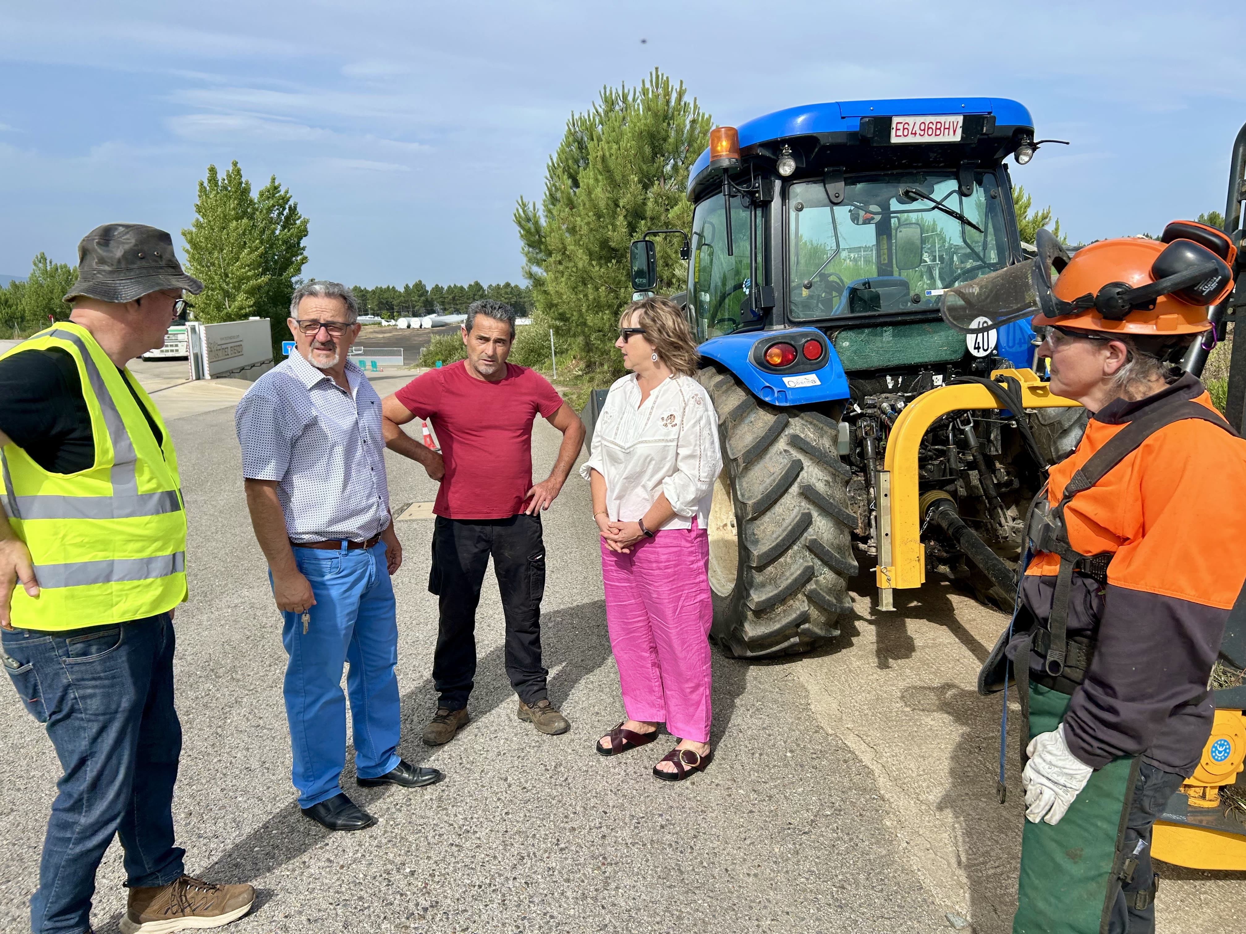 Trabajos de limpieza y control de vegetación en el entorno del polígono de La Llanada.