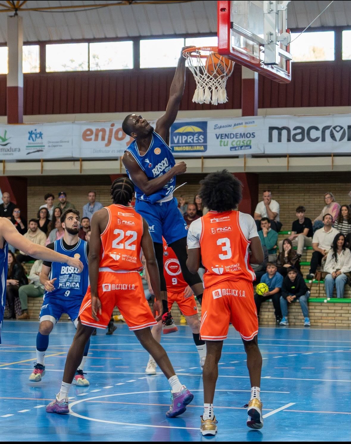 Miguel Yimbu se convierte en el caurto fichaje del Clínica Ponferrada. L.N.C. Miguel Yimbu se convierte en el caurto fichaje del Clínica Ponferrada. L.N.C.