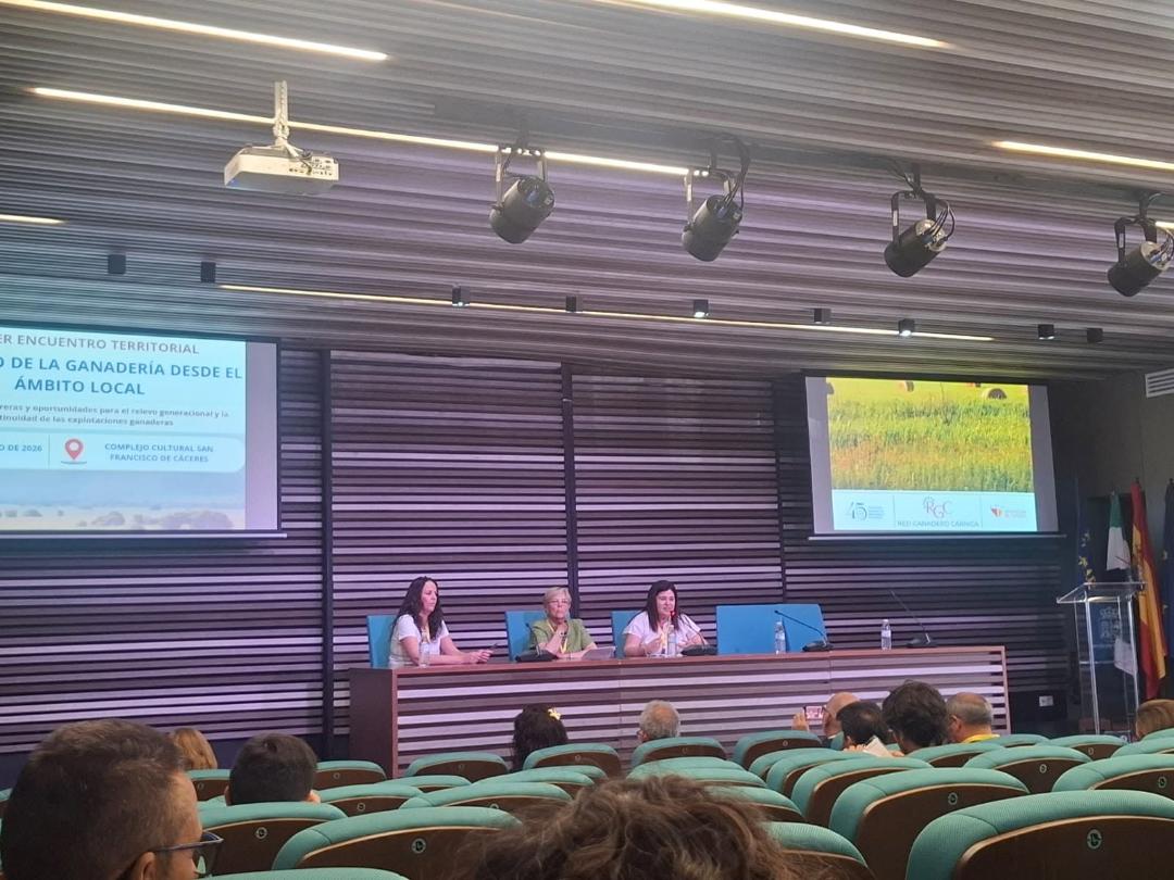 La alcaldesa de Murias de Paredes intervino como ponente en una mesa redonda. 