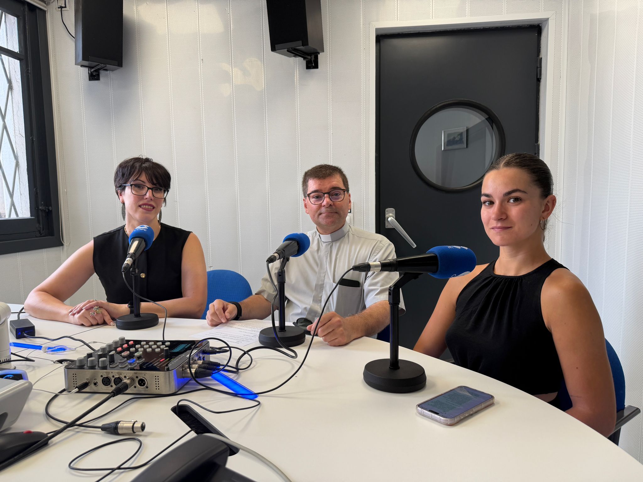 Luis García, vicario general de la Diócesis de León, durante la entrevista en el programa de Entre Nosotras de Cope León | L.N.C.