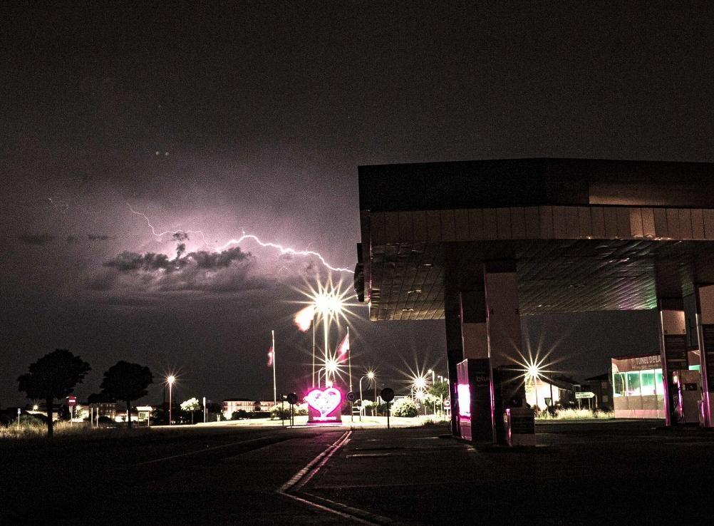 Impresionante foto de la tormenta eléctrica vista desde Santa María del Páramo. | JESÚS GG Impresionante foto de la tormenta eléctrica vista desde Santa María del Páramo. | JESÚS GG
