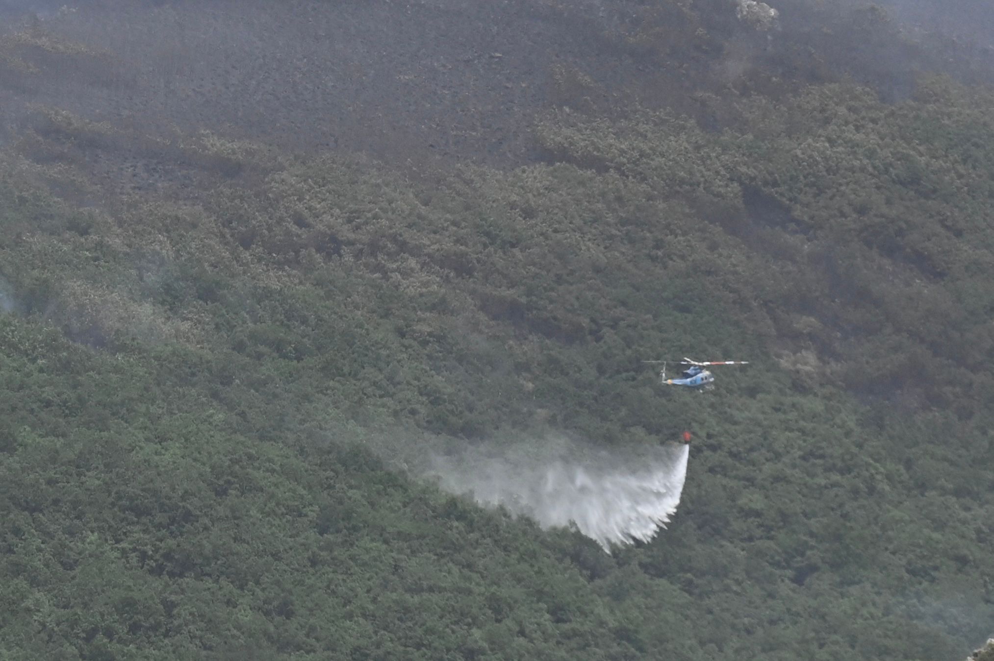 Declarado de nivel 1 un incendio forestal entre Valdepiélago y Boñar. | SAÚL ARÉN Declarado de nivel 1 un incendio forestal entre Valdepiélago y Boñar. | SAÚL ARÉN