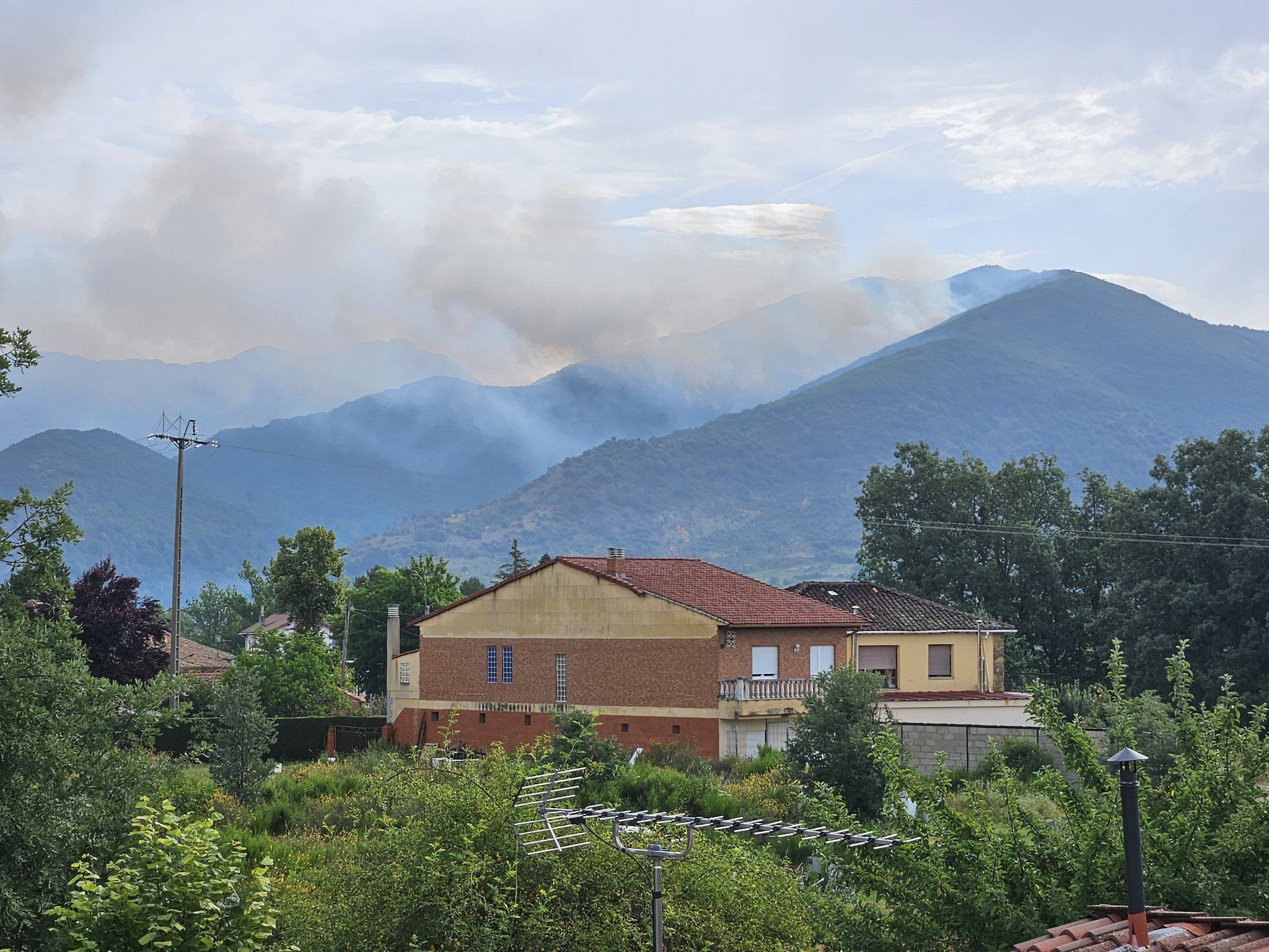 Declarado de nivel 1 un incendio forestal entre Valdepiélago y Boñar. | LUCHA POR LA MONTAÑA Declarado de nivel 1 un incendio forestal entre Valdepiélago y Boñar. | LUCHA POR LA MONTAÑA