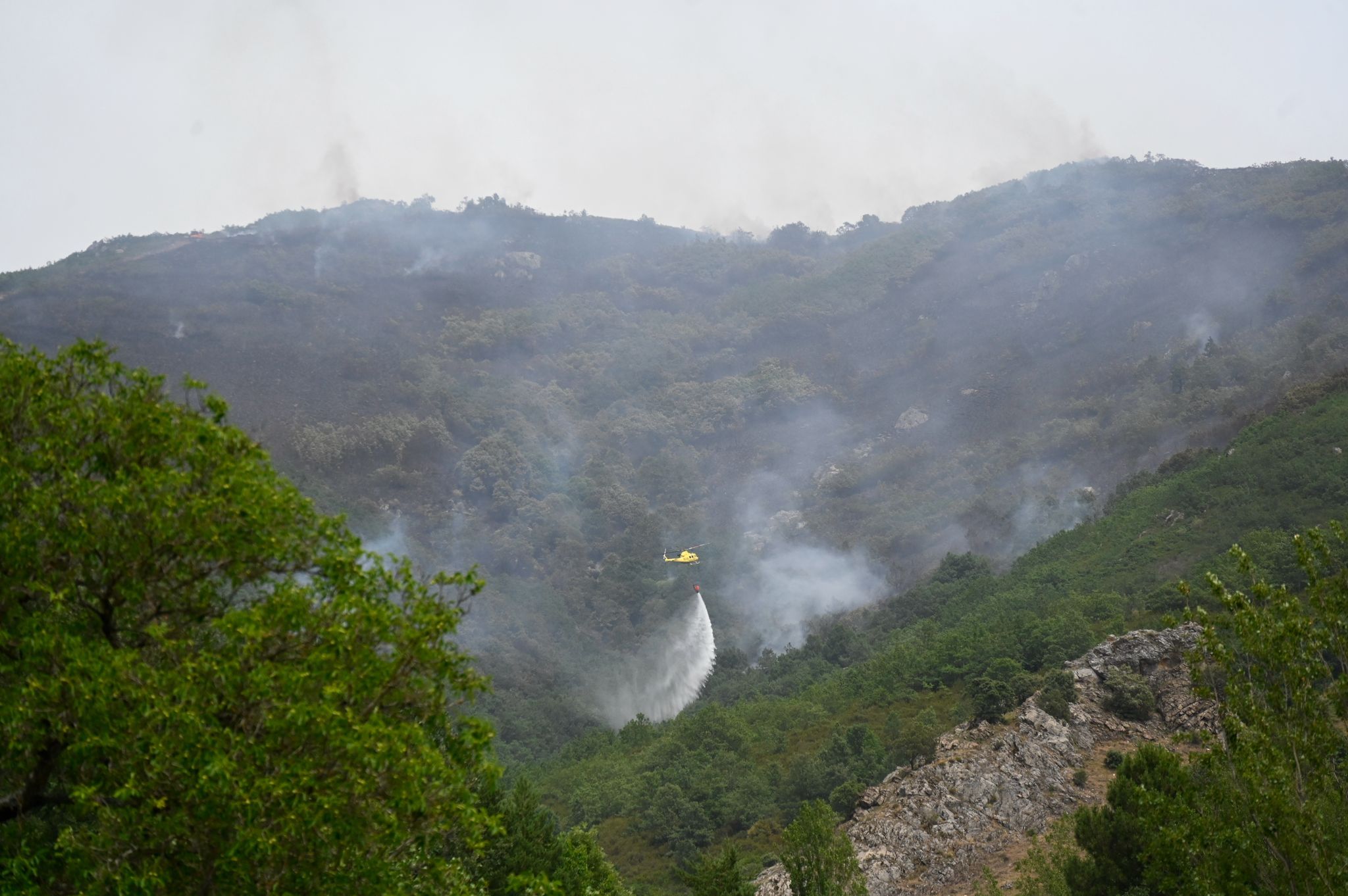 Declarado de nivel 1 un incendio forestal entre Valdepiélago y Boñar. | SAÚL ARÉN Declarado de nivel 1 un incendio forestal entre Valdepiélago y Boñar. | SAÚL ARÉN