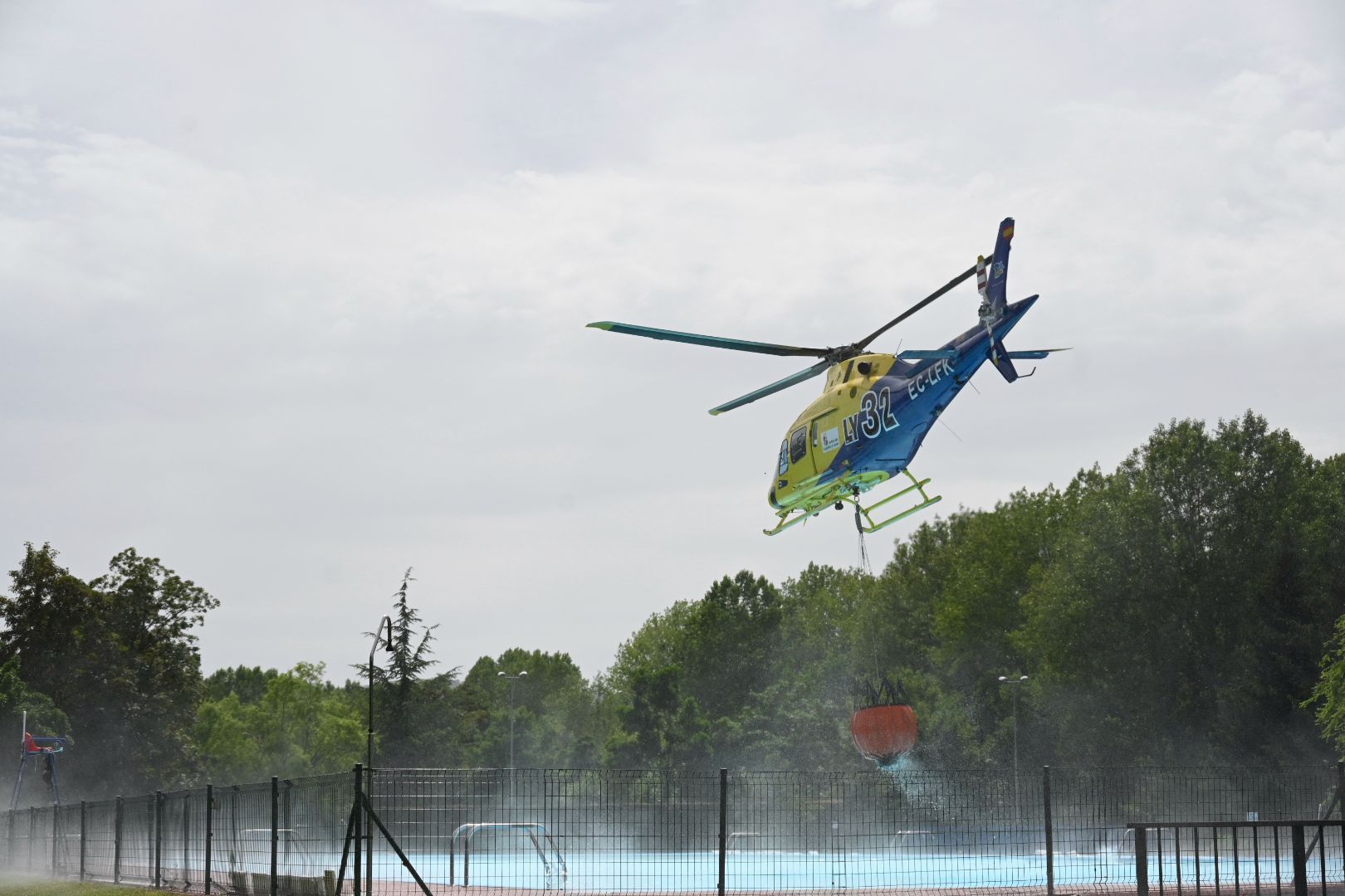 Declarado de nivel 1 un incendio forestal entre Valdepiélago y Boñar. | SAÚL ARÉN Declarado de nivel 1 un incendio forestal entre Valdepiélago y Boñar. | SAÚL ARÉN