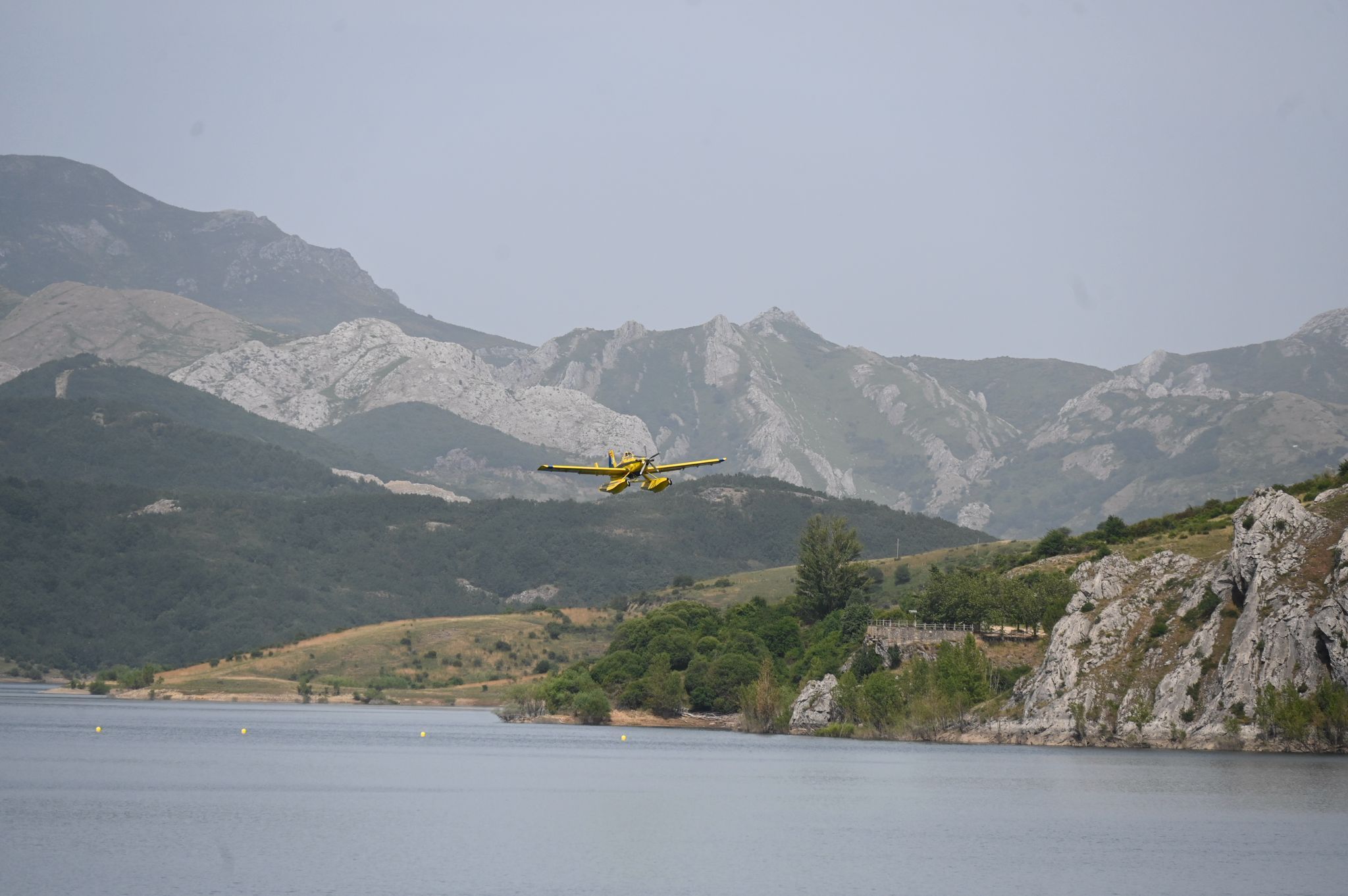 Declarado de nivel 1 un incendio forestal entre Valdepiélago y Boñar. | SAÚL ARÉN Declarado de nivel 1 un incendio forestal entre Valdepiélago y Boñar. | SAÚL ARÉN