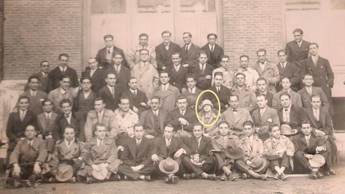 Justina González en 1927 junto a sus compañeros de promoción en Valladolid. Un año despues acabó las carreras de Medicina y de Veterinaria.