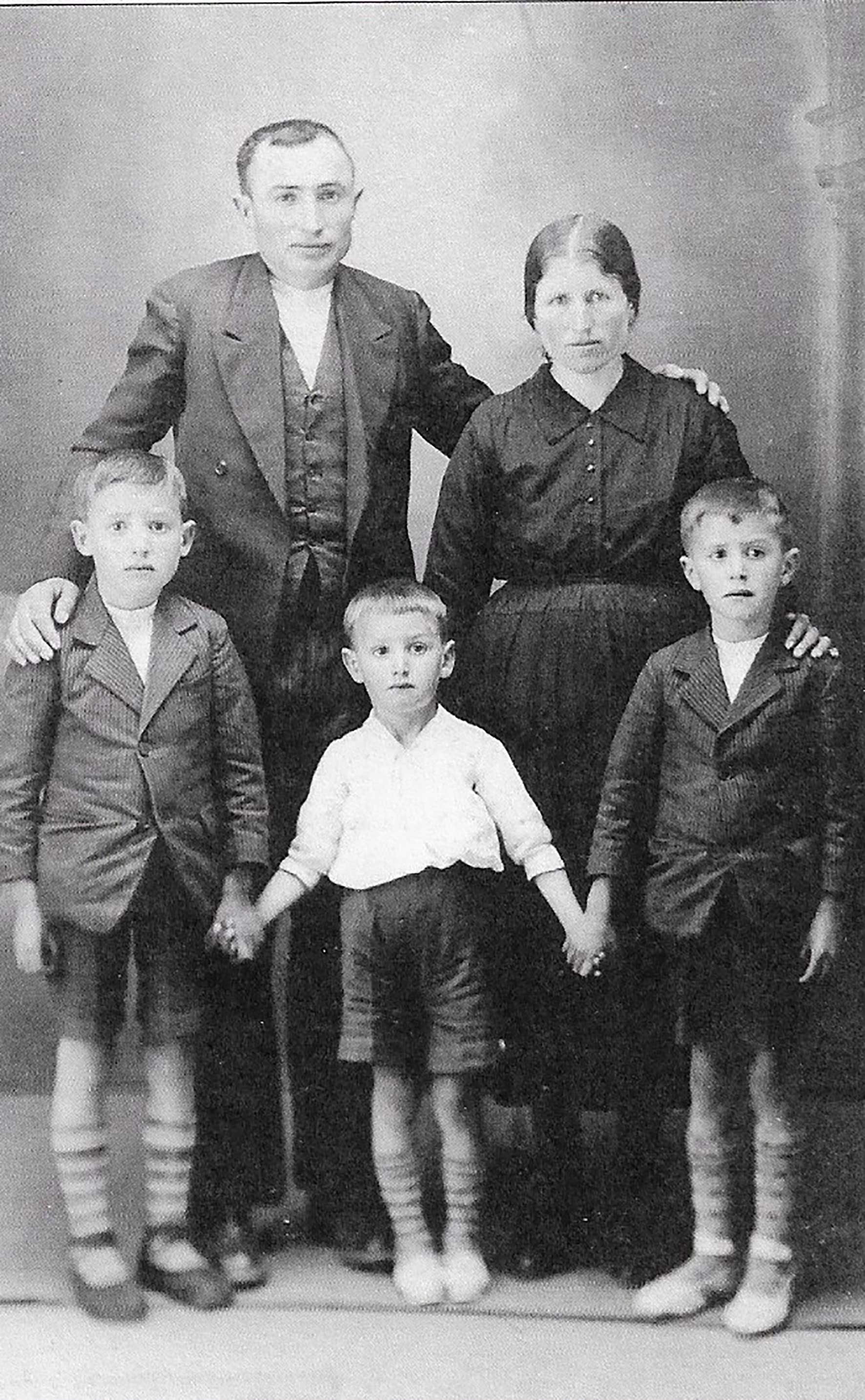 Demetrio con sus padres y hermanos, en 1943. Demetrio con sus padres y hermanos, en 1943.