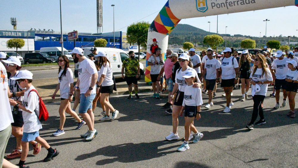 Caminantes en la marcha solidaria.