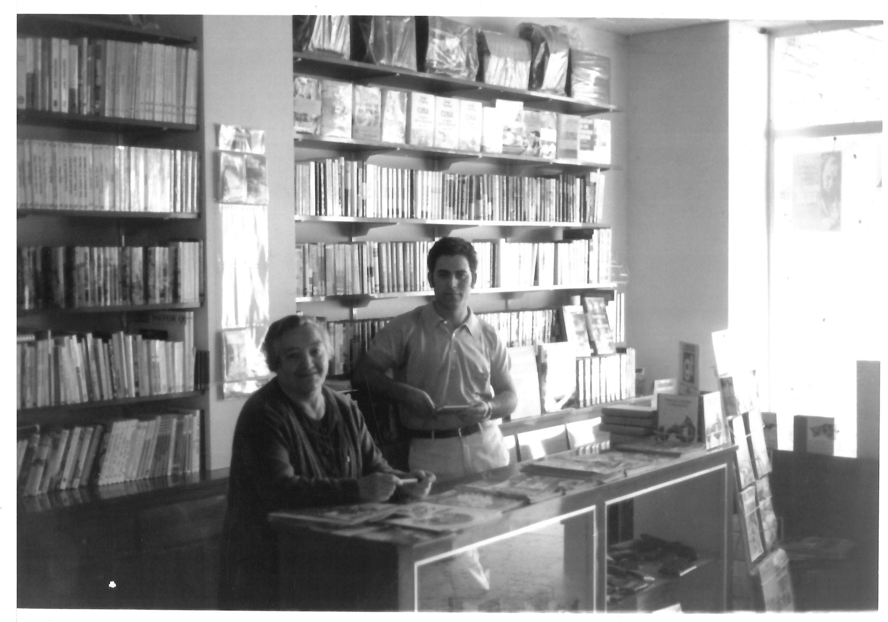 Inicios de la librería , en el mismo local en el que está hoy, con Josefa y Queli al frente.