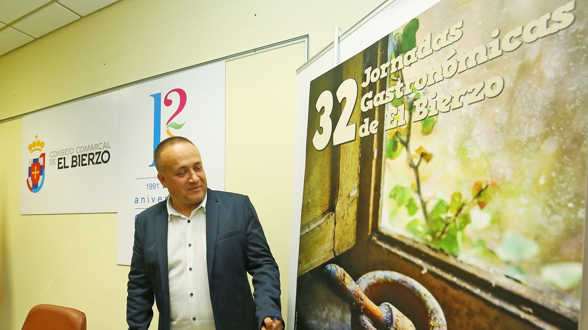 El presidente del Consejo Comarcal del Bierzo, Gerardo Álvarez Courel, durante la presentación de las novedades de las XXXII Jornadas Gastronómicas de El Bierzo que comienzan el 21 de octubre. | CÉSAR SÁNCHEZ (ICAL)