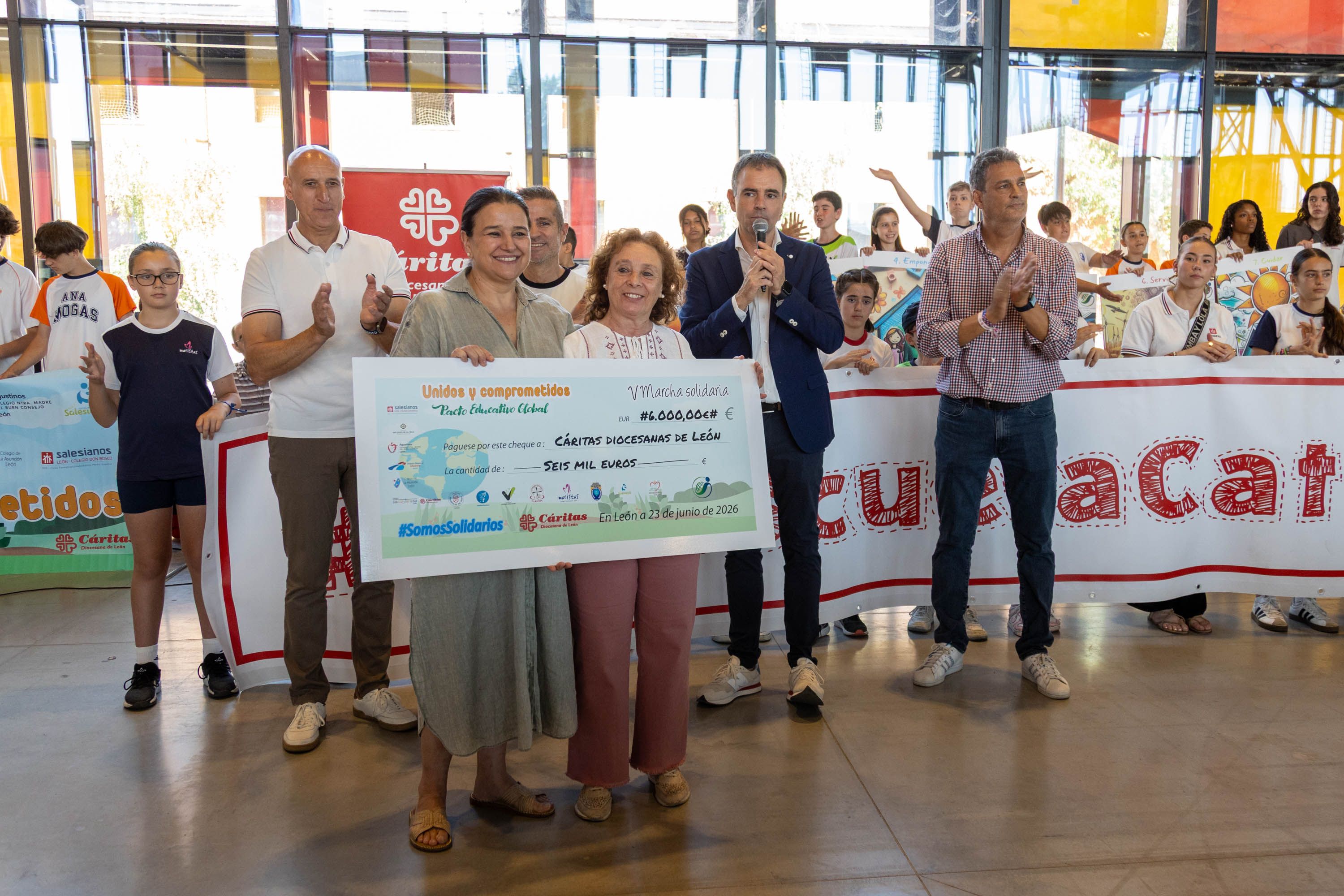La marcha solidaria por el Pacto Educativo Global logra recaudar 6.000 euros para Cáritas León. | L.N.C.