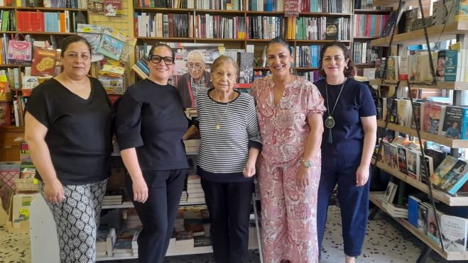 Las cuatro hermanas Quiñones, su madre y la fotografía de su padre, en la librería que sigue siendo su casa. | MAR IGLESIAS Las cuatro hermanas Quiñones, su madre y la fotografía de su padre, en la librería que sigue siendo su casa. | MAR IGLESIAS