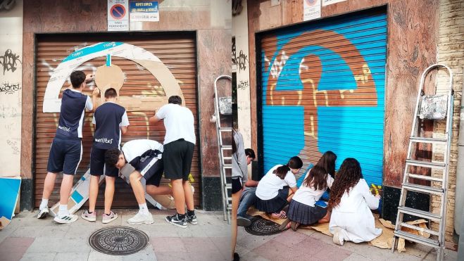 El alumnado del colegio Marista San José durante la elaboración del mural. El alumnado del colegio Marista San José durante la elaboración del mural.