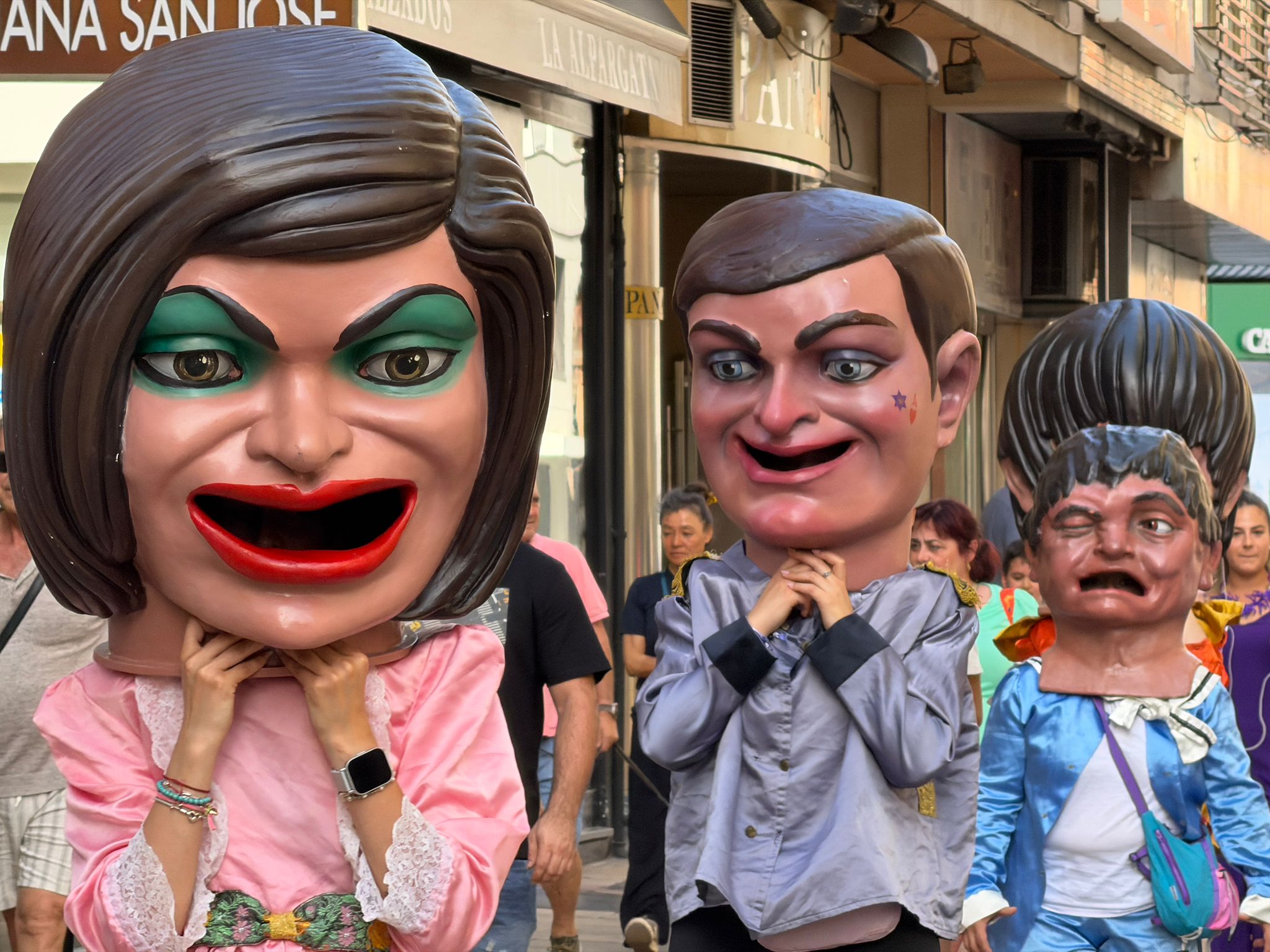 Desfile de gigantes y cabezudos de las fiestas de León. | SAÚL ARÉN