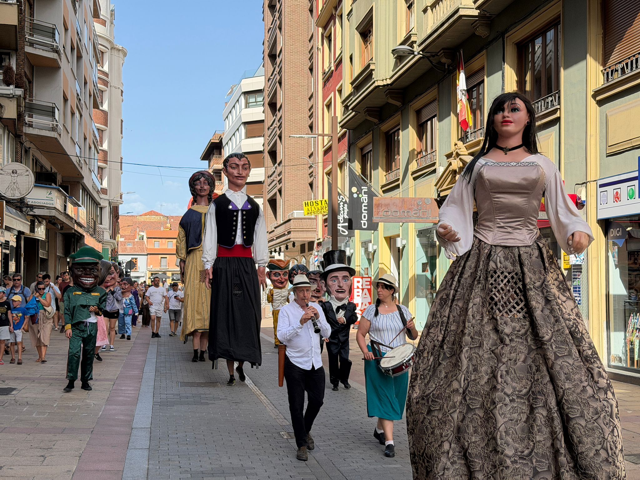 Desfile de gigantes y cabezudos de las fiestas de León. | SAÚL ARÉN