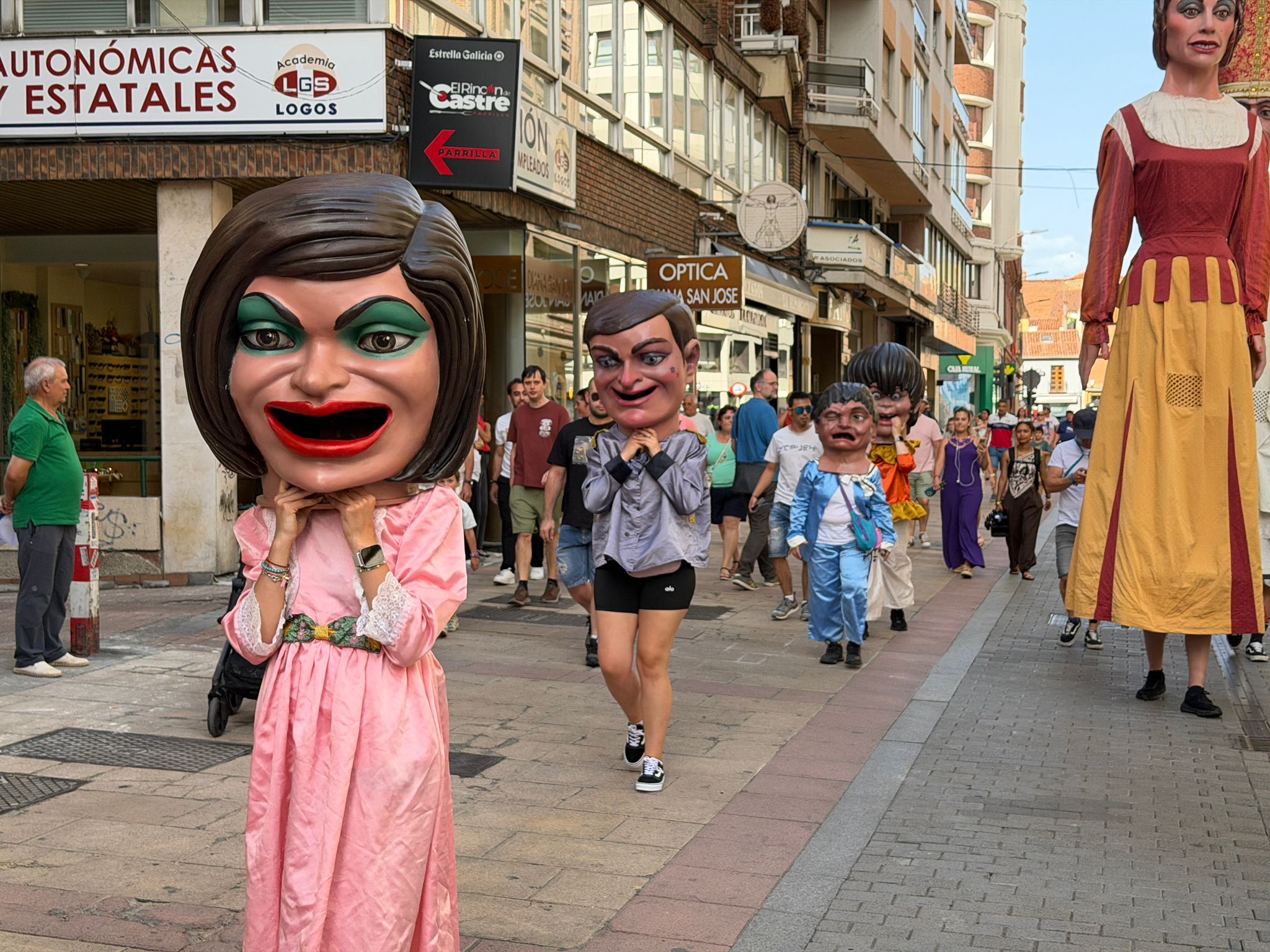 Desfile de gigantes y cabezudos de las fiestas de León. | SAÚL ARÉN Desfile de gigantes y cabezudos de las fiestas de León. | SAÚL ARÉN