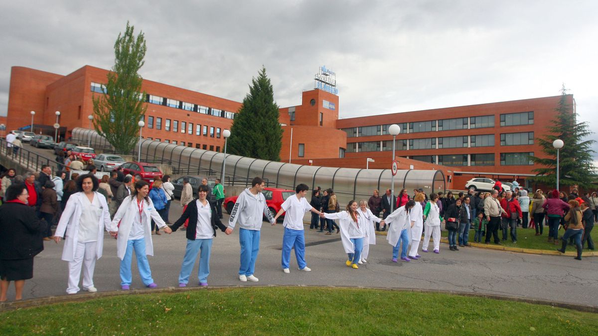 Abrazo simbólico al Hospital del Bierzo en 2014. | CÉSAR SÁNCHEZ (ICAL)