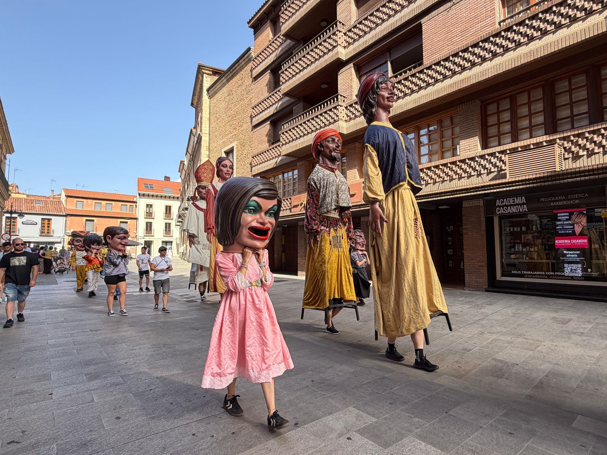 Desfile de gigantes y cabezudos de las fiestas de León. | SAÚL ARÉN Desfile de gigantes y cabezudos de las fiestas de León. | SAÚL ARÉN