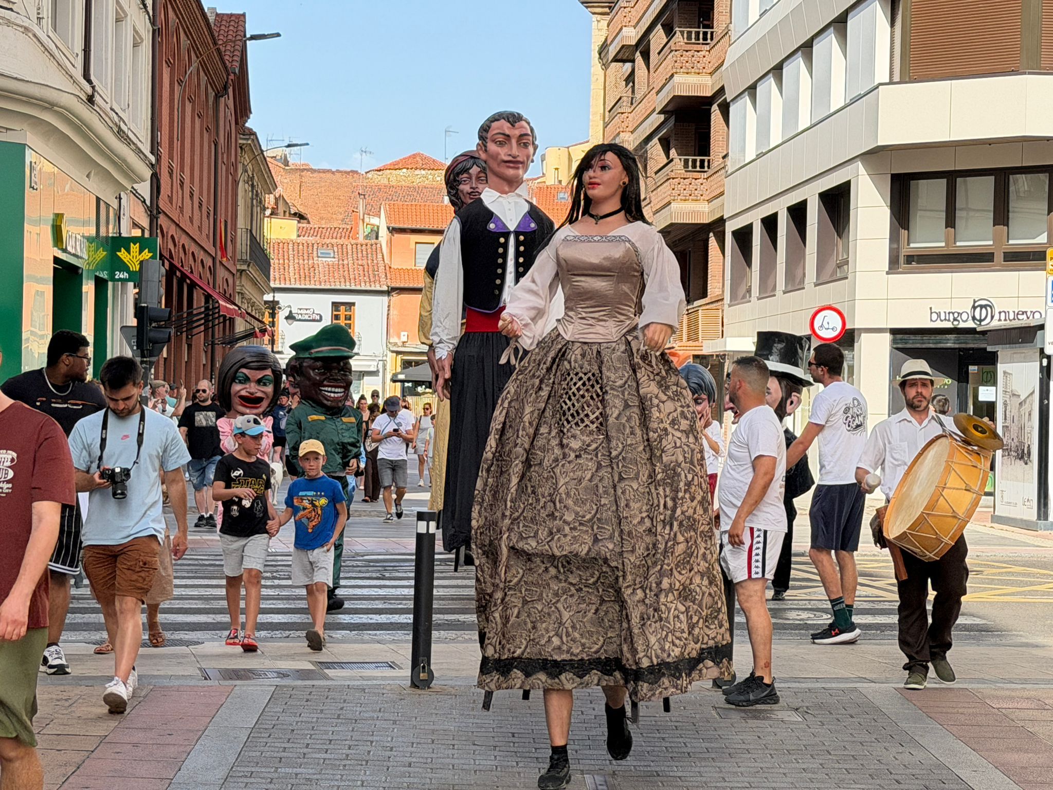 Desfile de gigantes y cabezudos de las fiestas de León. | SAÚL ARÉN Desfile de gigantes y cabezudos de las fiestas de León. | SAÚL ARÉN