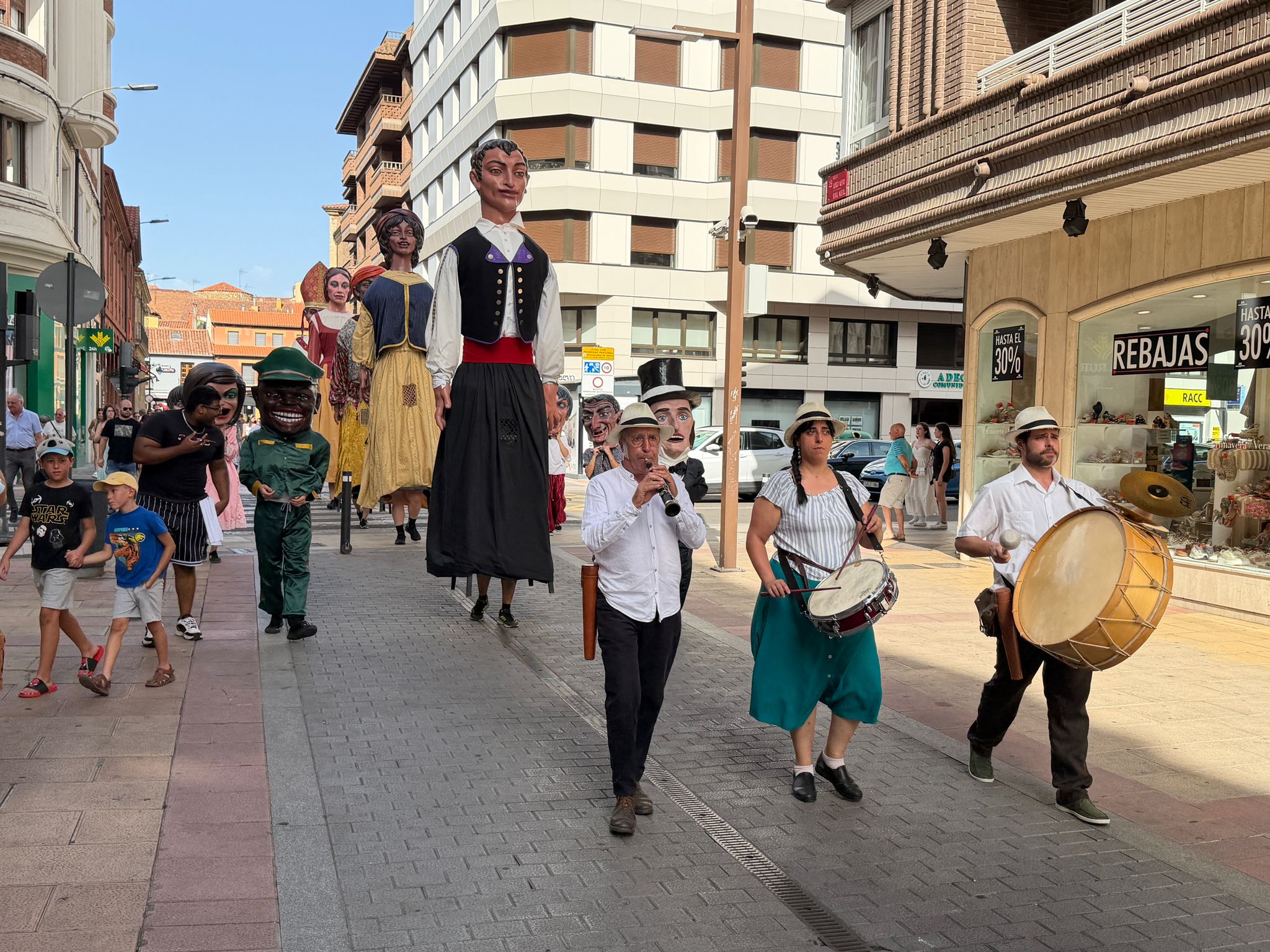Desfile de gigantes y cabezudos de las fiestas de León. | SAÚL ARÉN Desfile de gigantes y cabezudos de las fiestas de León. | SAÚL ARÉN
